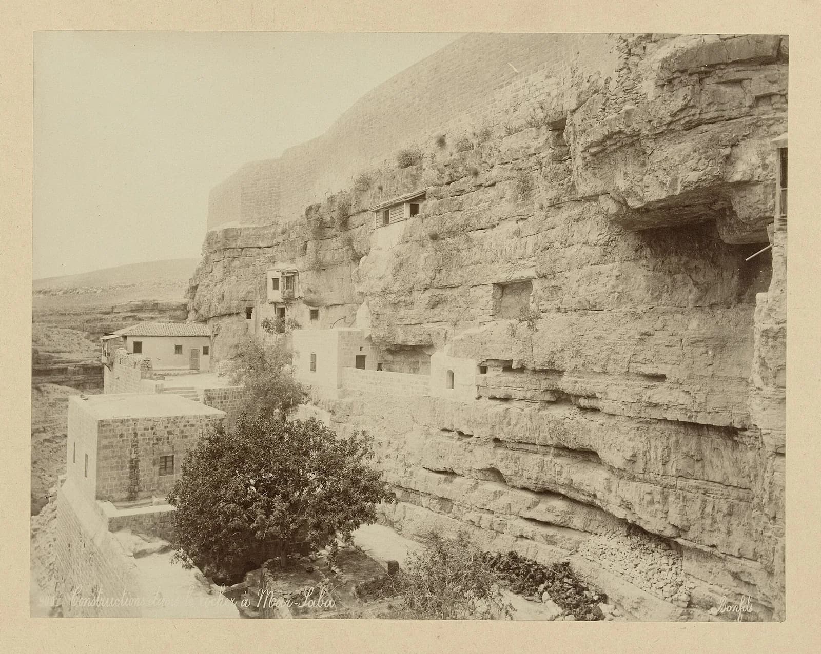 תאי נזירים הבנויים לתוך הצוק במר סבא, צילום של פליקס בונפיס, שנות ה-70 של המאה ה-19