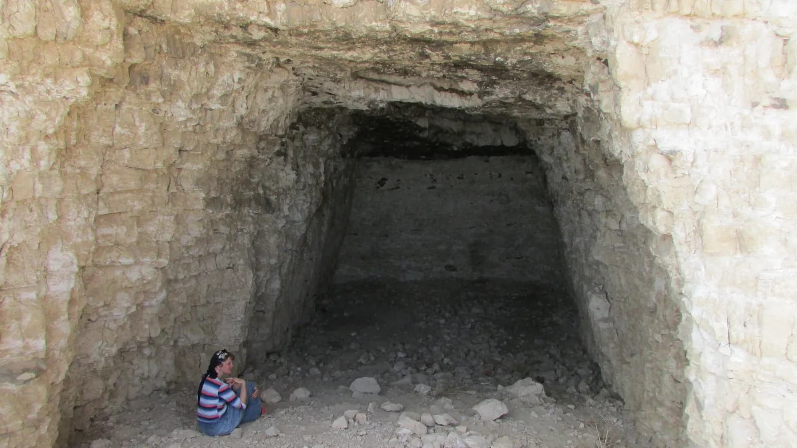 בתוך בור מים חצוב בסרטבה, ומטיילת בפינה ממחישה את גודלו