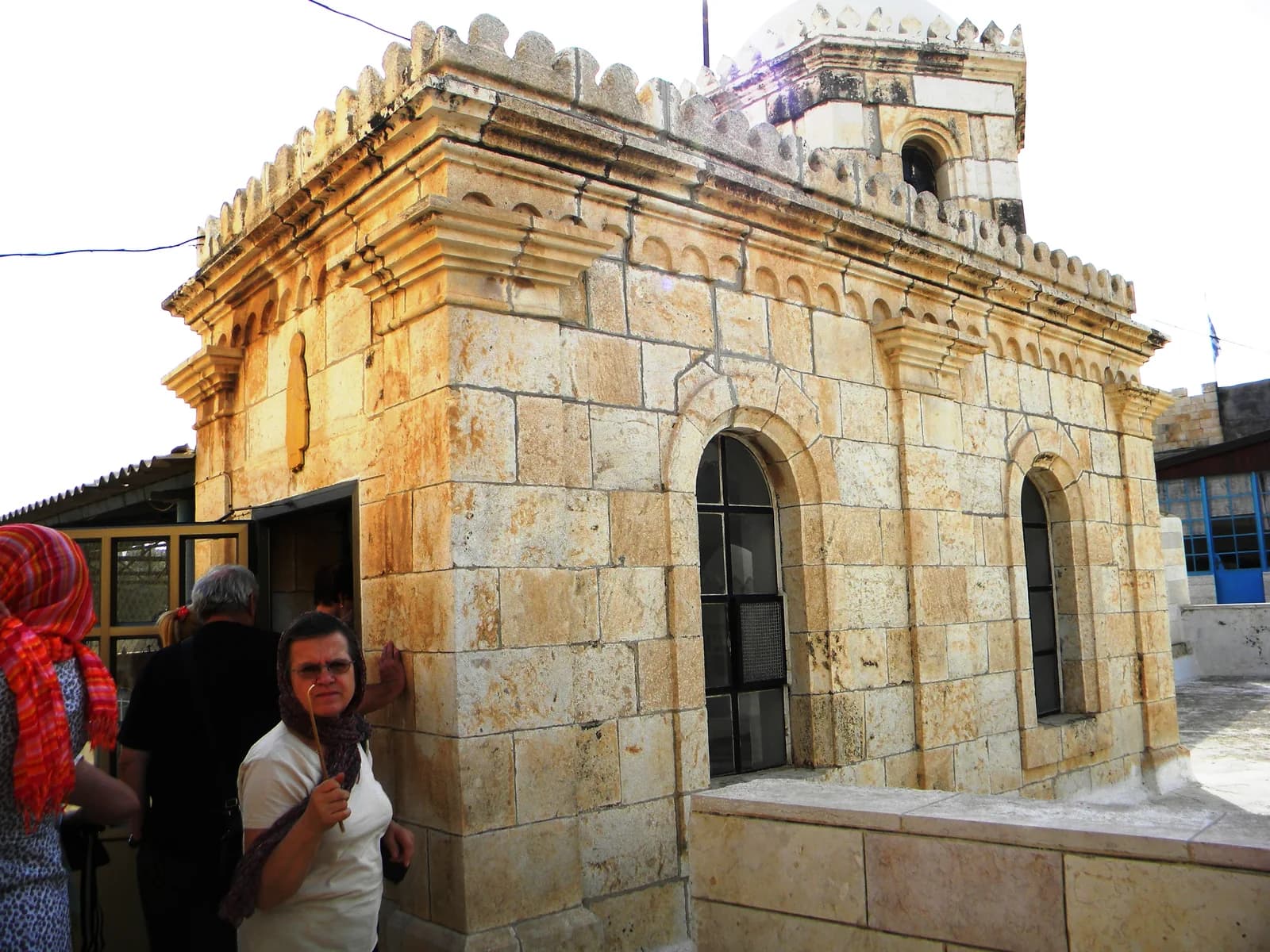 הכניסה למערת המגושים דרך מבנה האבן שבחצר המנזר