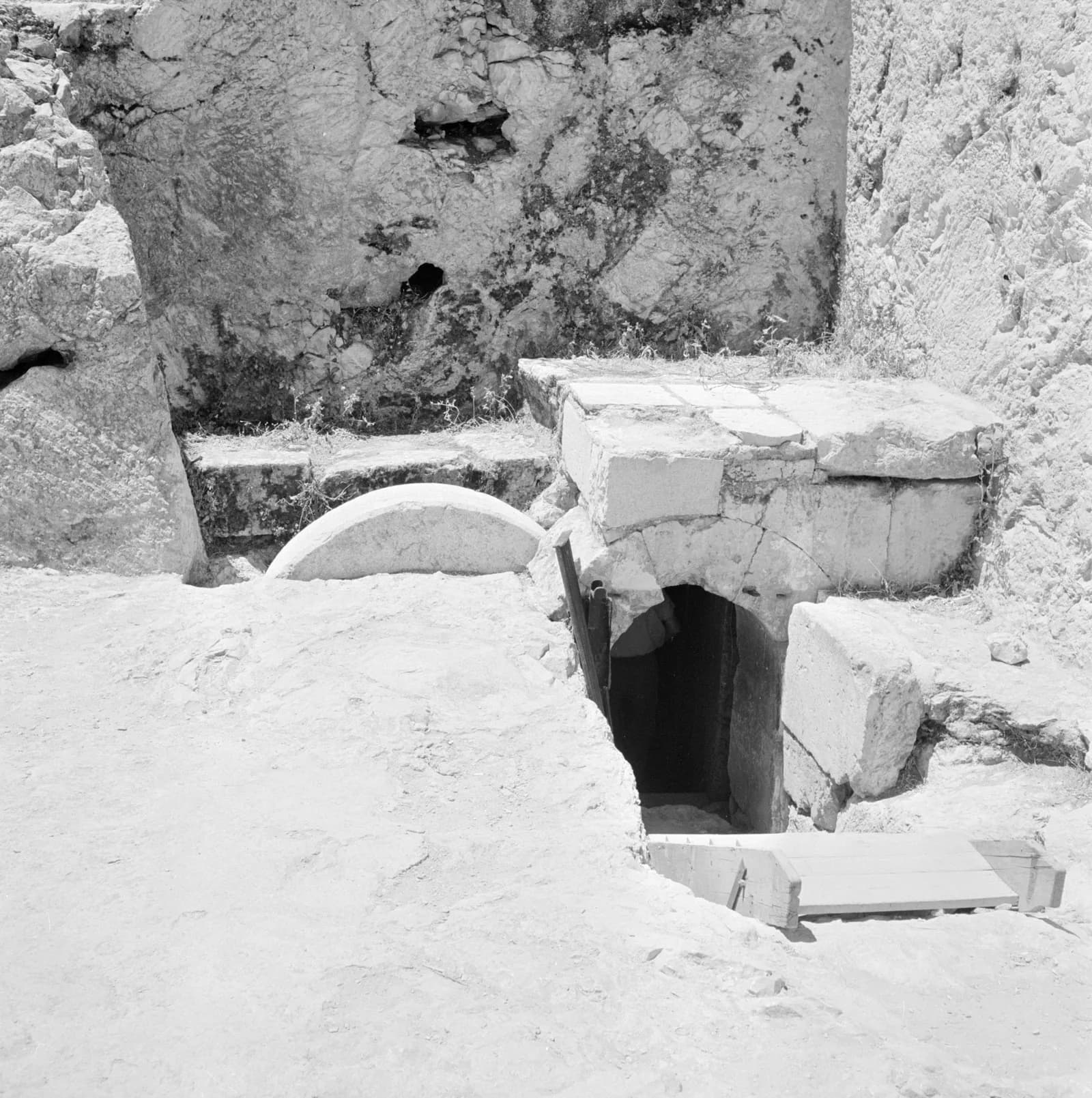פתח מערת הורדוס ואבן הגולל העגולה, צילום משנת 1964