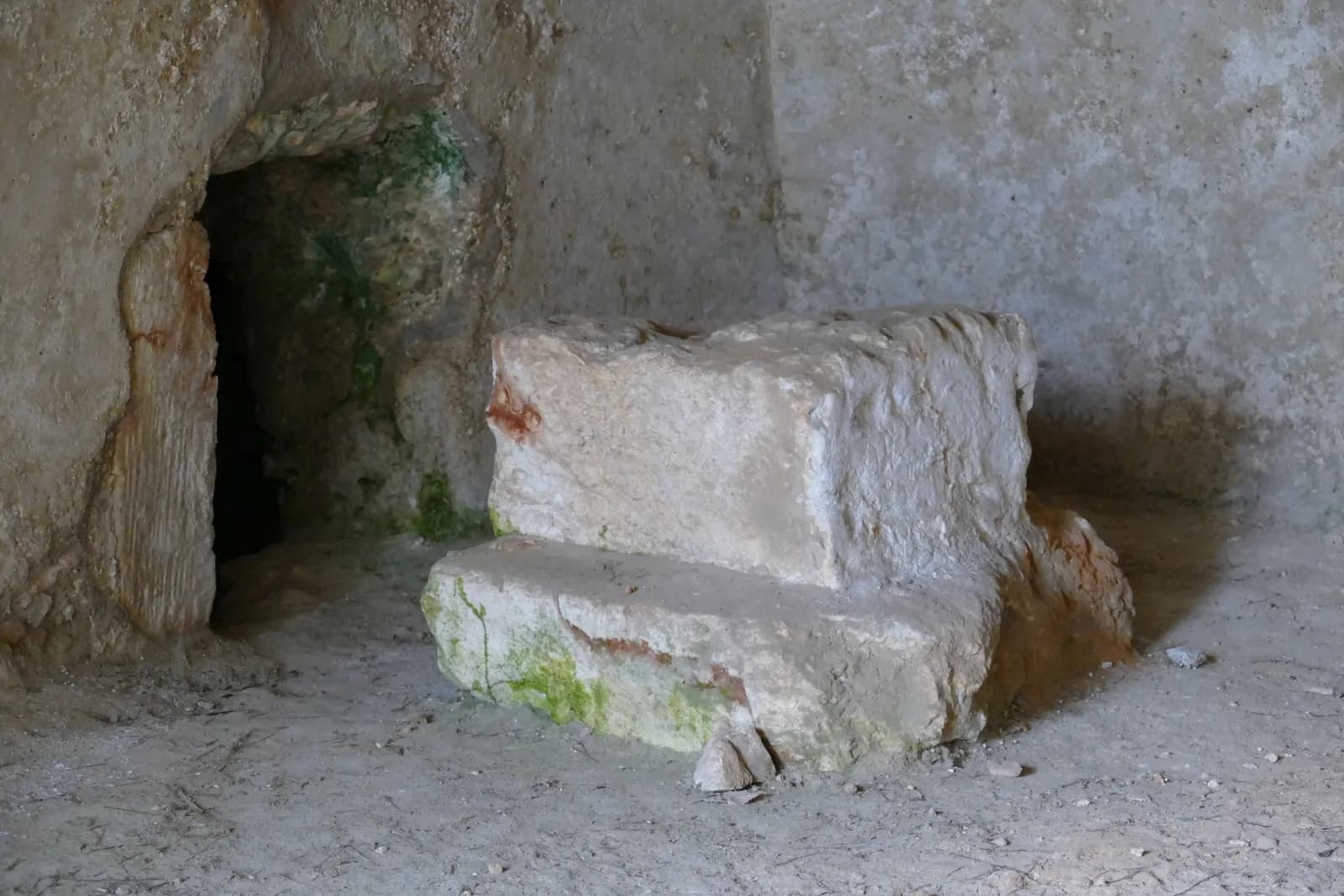 פנים האכסדרה החצובה ופתח לחדר הקבורה