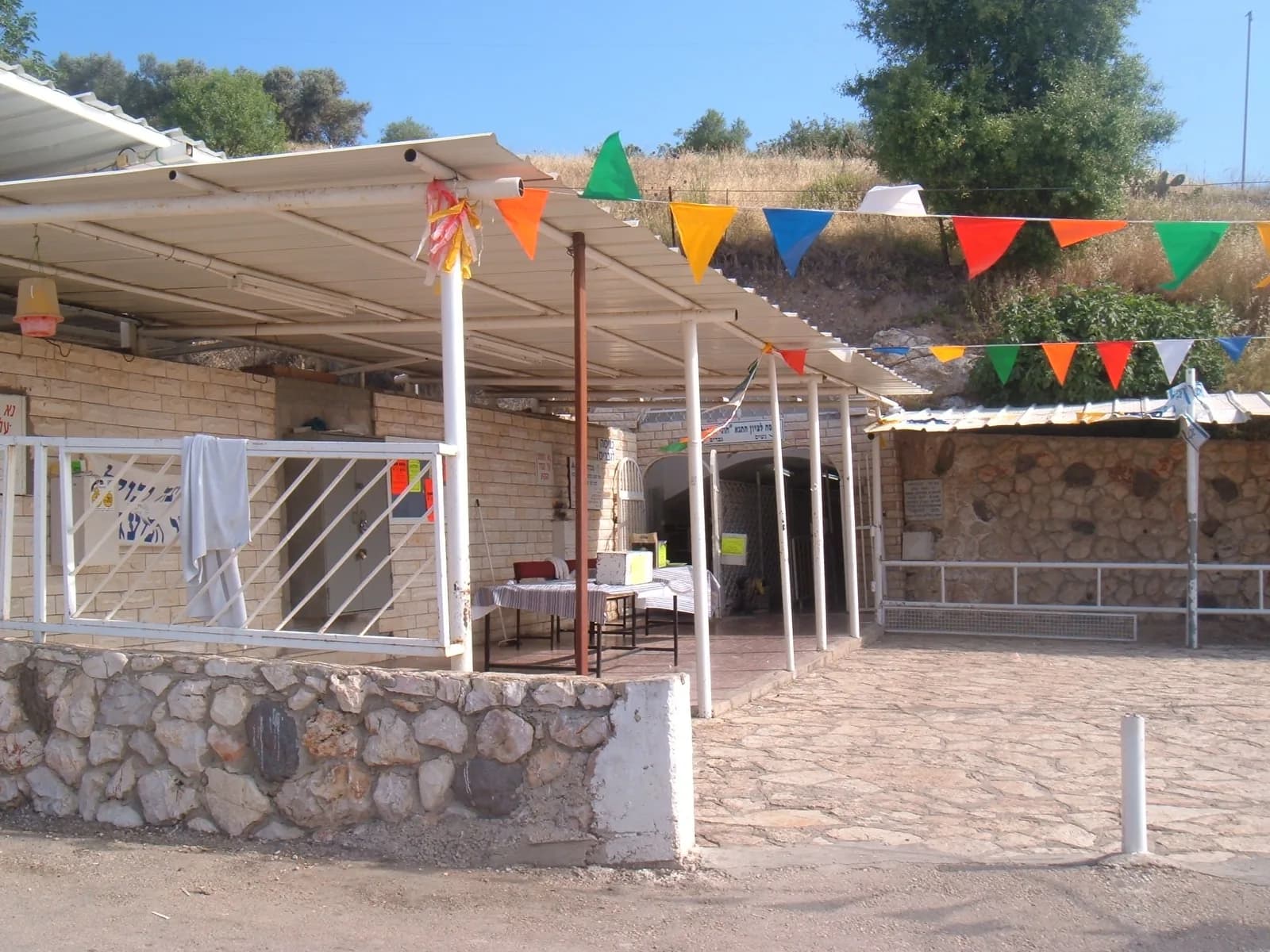מתחם הכניסה למערת קבר חוני המעגל, סמוך לחצור הגלילית
