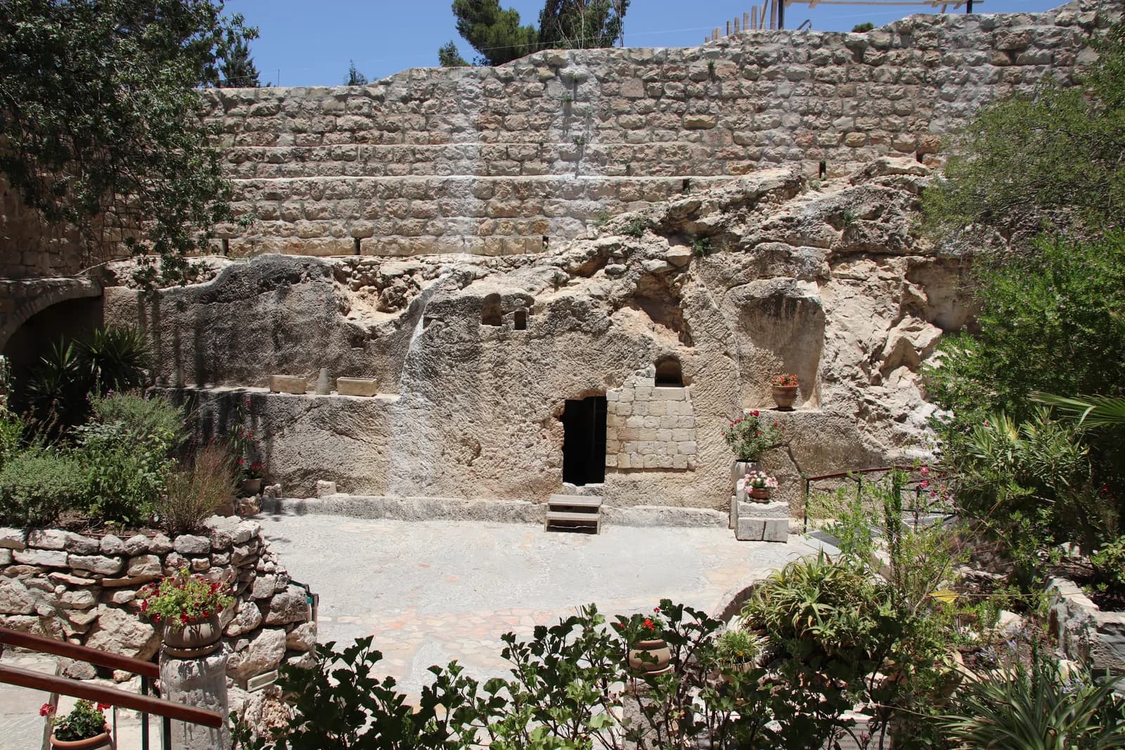 החצר החצובה שלפני הקבר, במבט רחב מתוך הגן