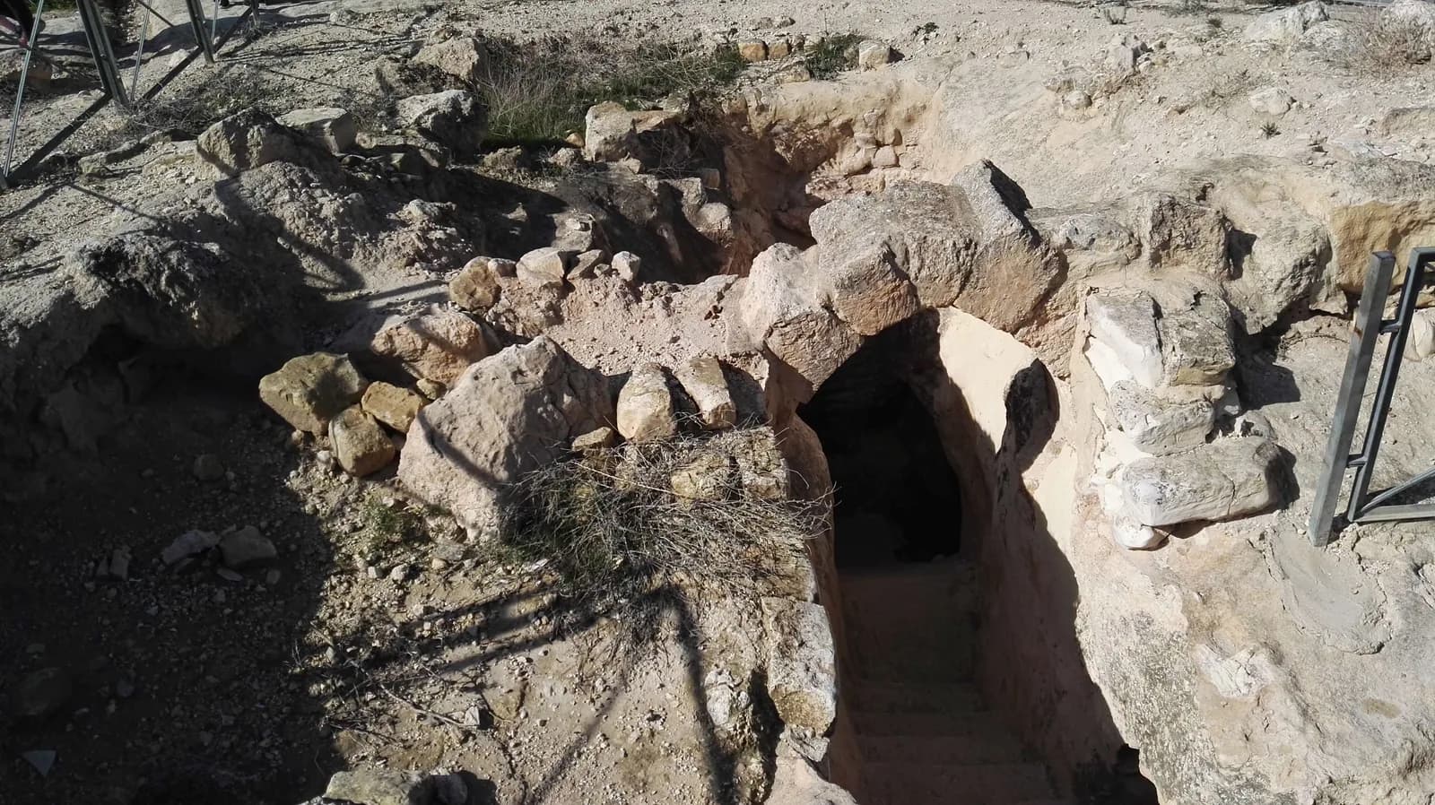 פתח חצוב ומדרגות היורדות אל מתחם מערת הקולומבריום