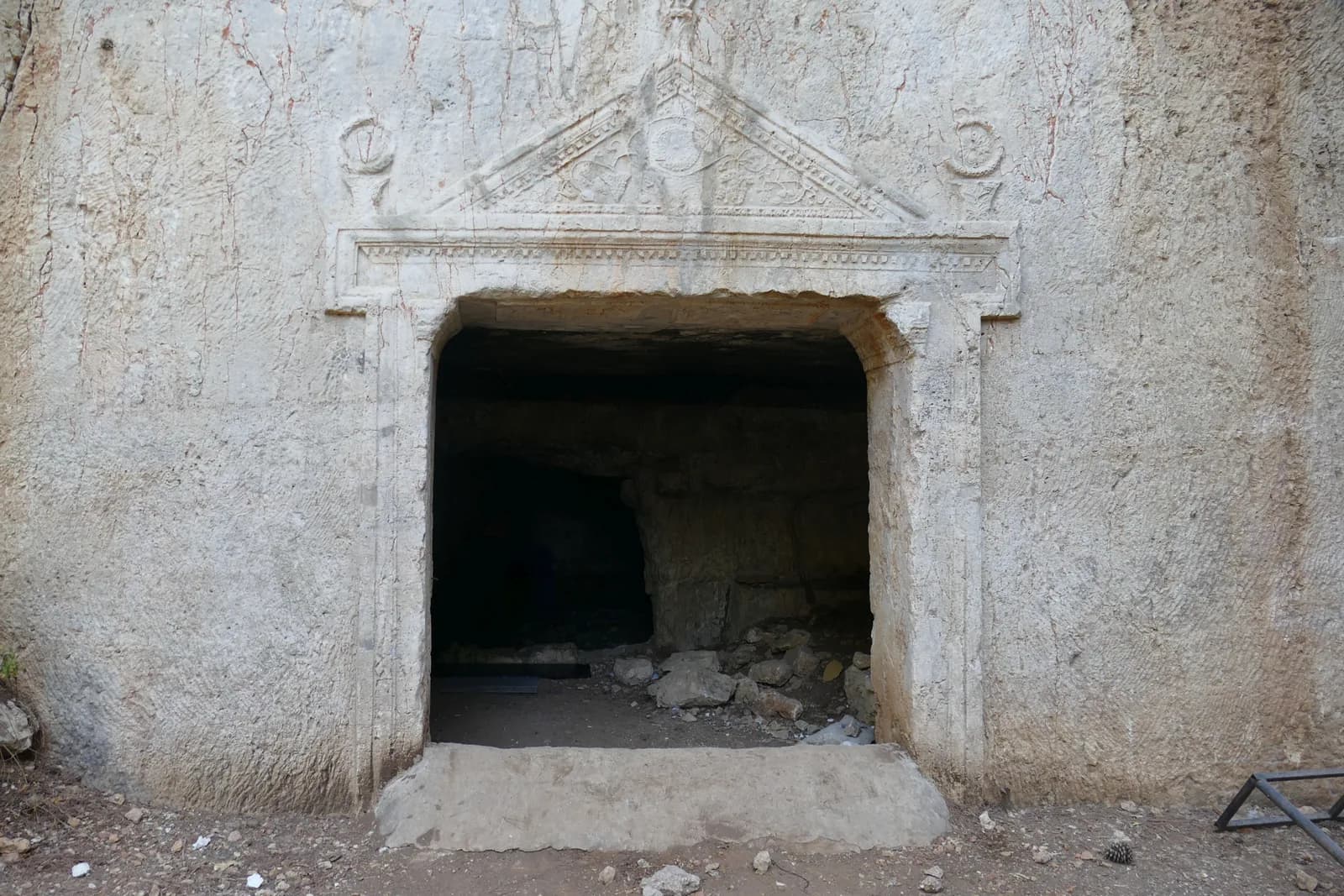 פתח מערת האשכולות והגמלון המעוטר בשריגי גפן ואשכולות ענבים