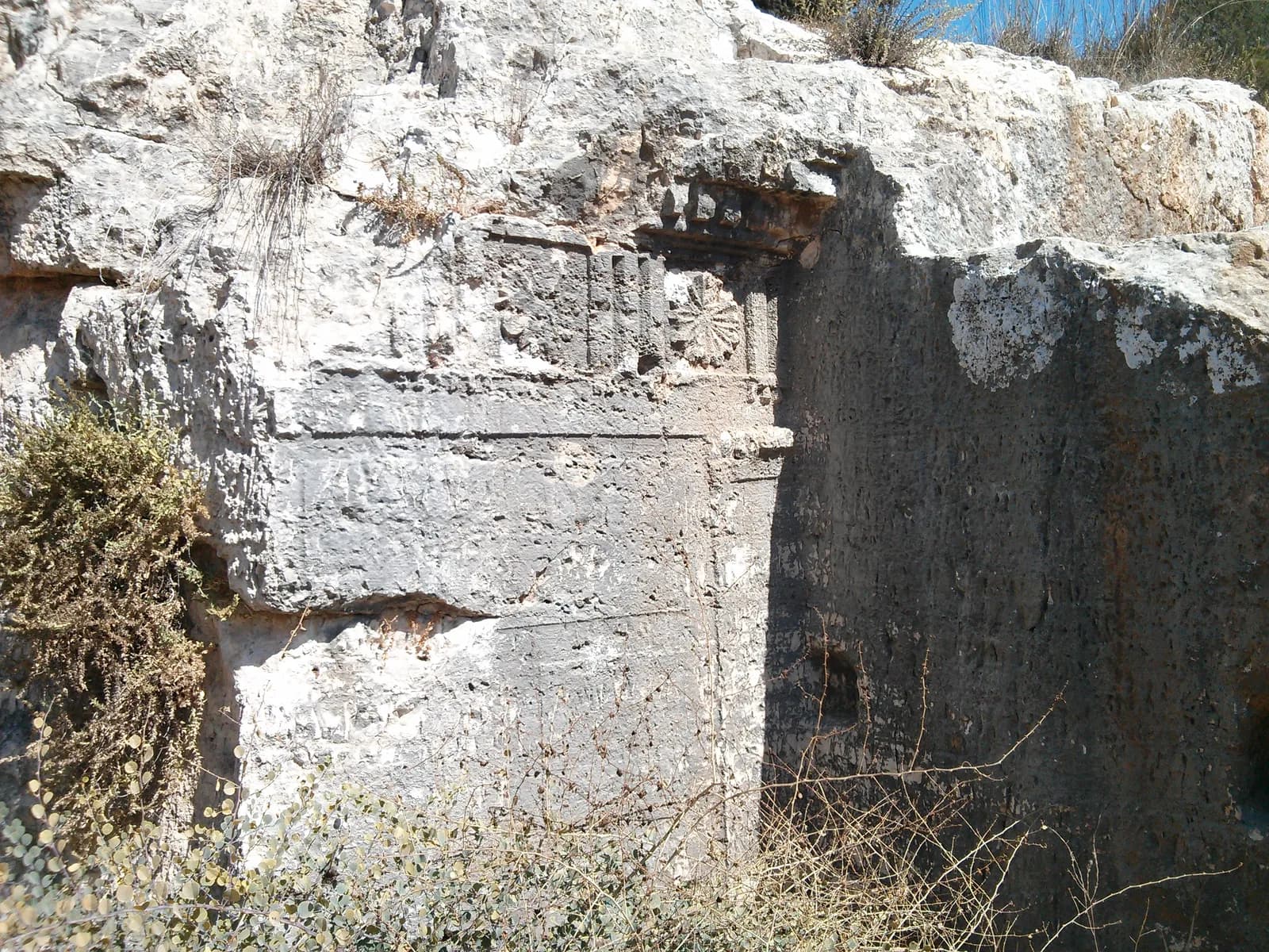 שרידי האפריז הדורי בצד ימין של החזית: טריגליפים וורדה חצובה