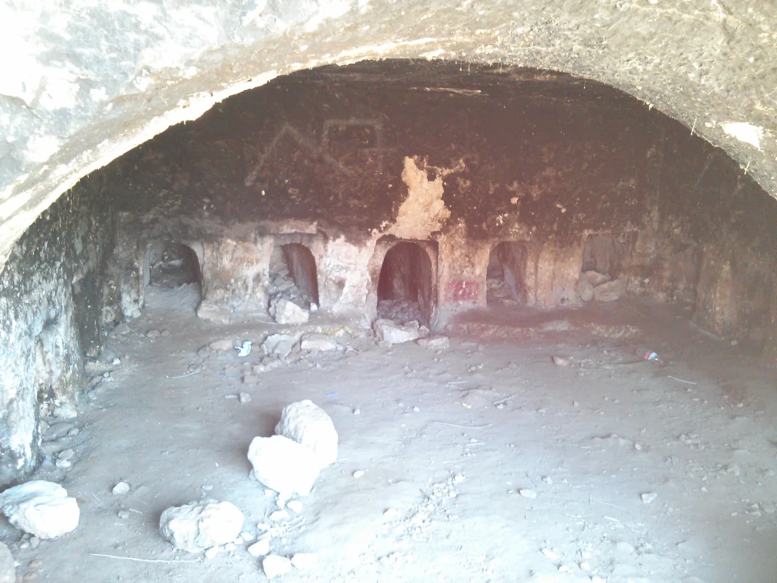 אולם הקבורה בתוך המערה, ובדפנותיו פתחי כוכי קבורה
