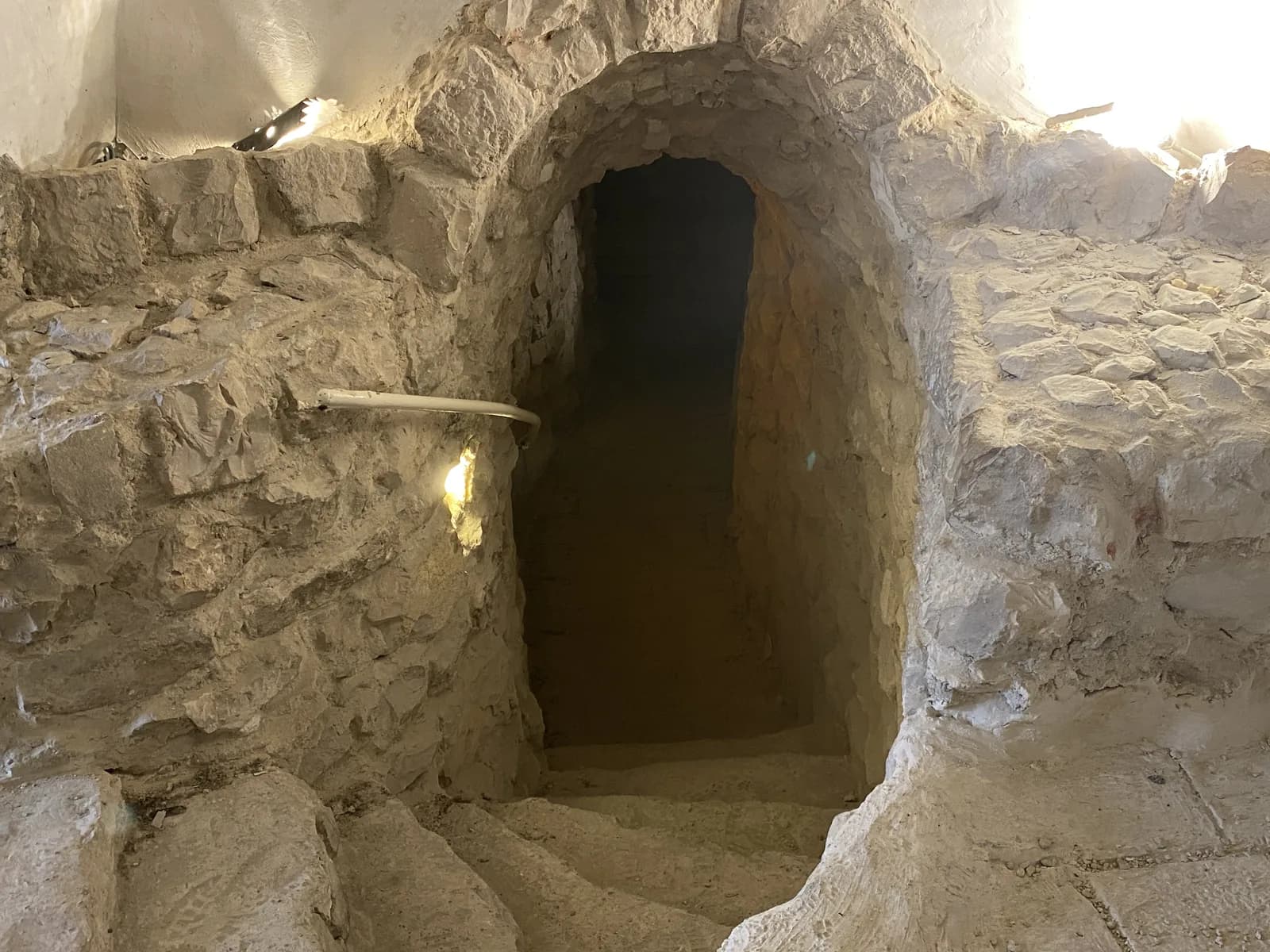 מעבר צר עם מדרגות אבן היורד אל המפלסים התת-קרקעיים
