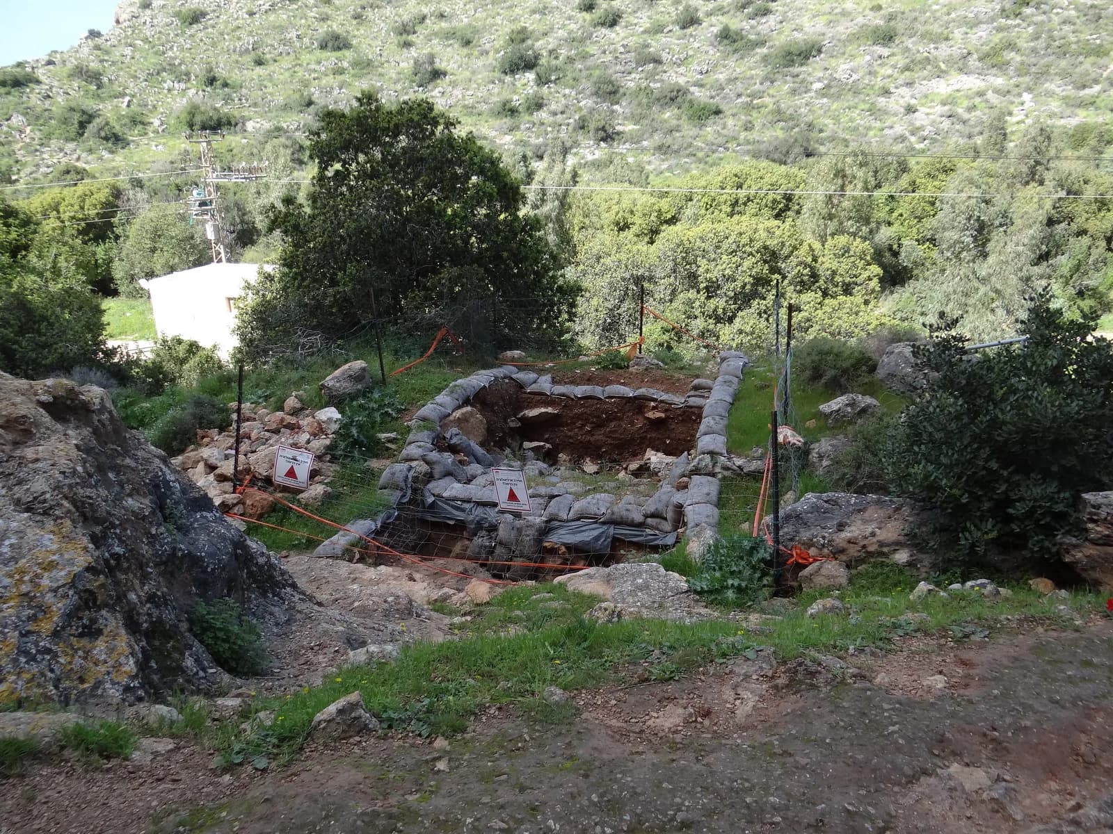 החפירות המחודשות של אוניברסיטת חיפה בטרסה שלפני מערת הגדי