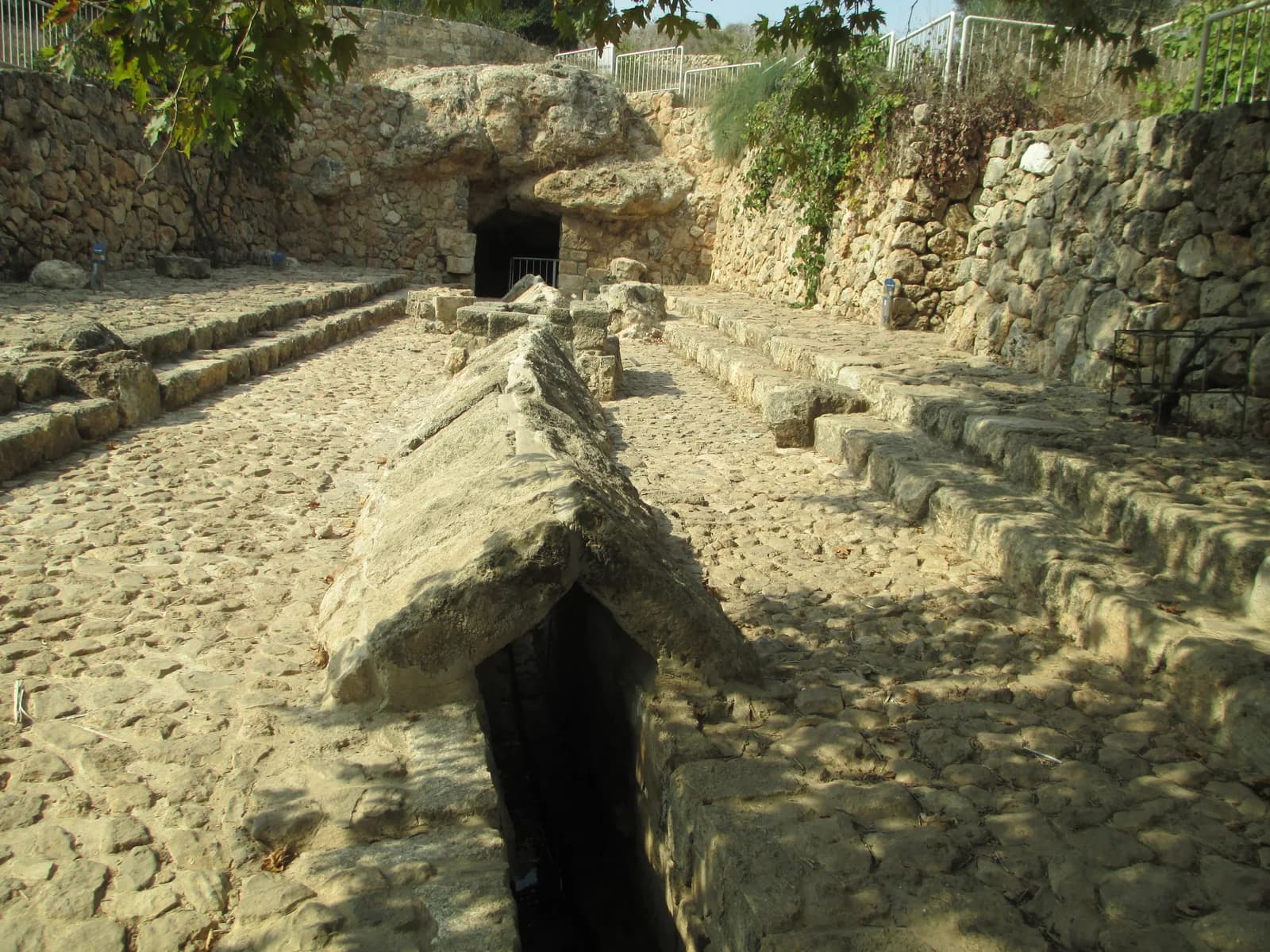 פתח נקבת עין צור ואמת המים המקורה באבנים היוצאת ממנו