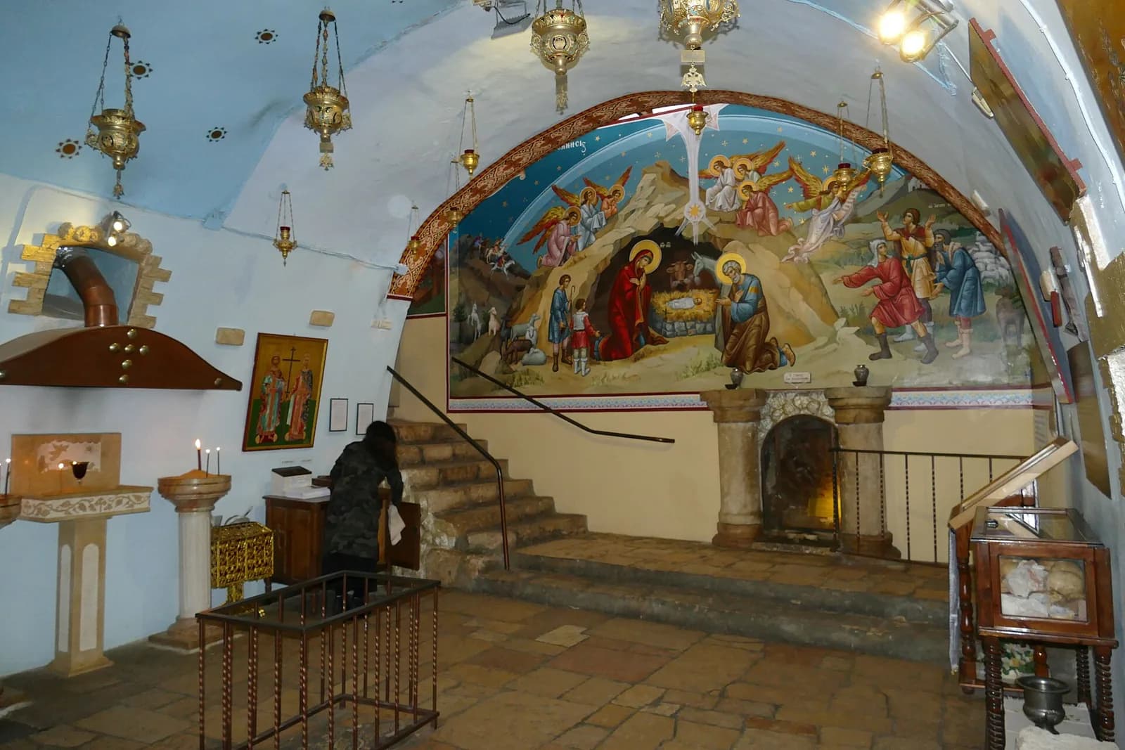 הכנסייה התת-קרקעית במערה באתר היווני-אורתודוקסי, עם ציור המולד והמדרגות היורדות אליה