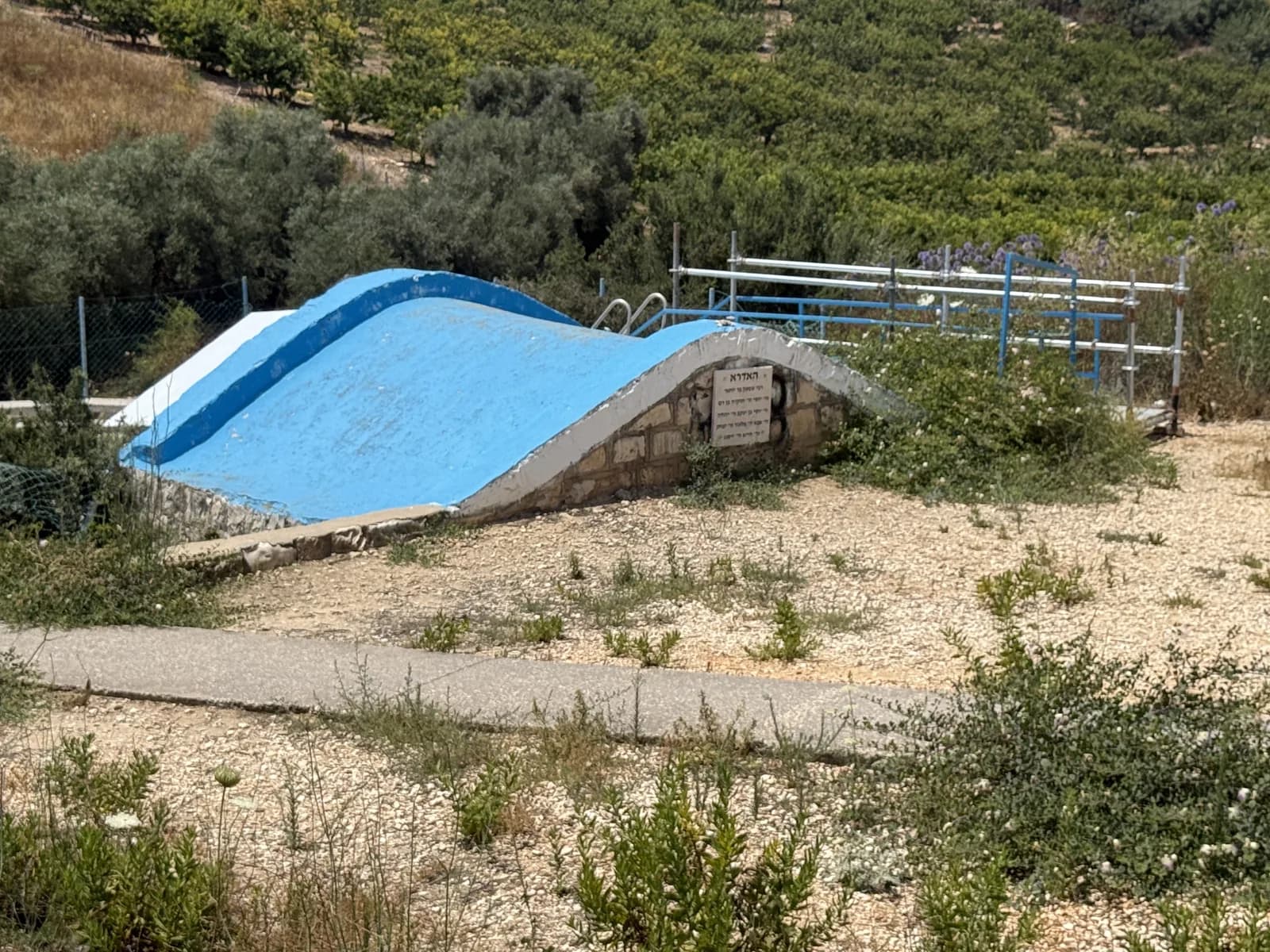 גג הבטון המקומר והצבוע תכלת שנבנה מעל מערת האדרא, בצד כביש 89