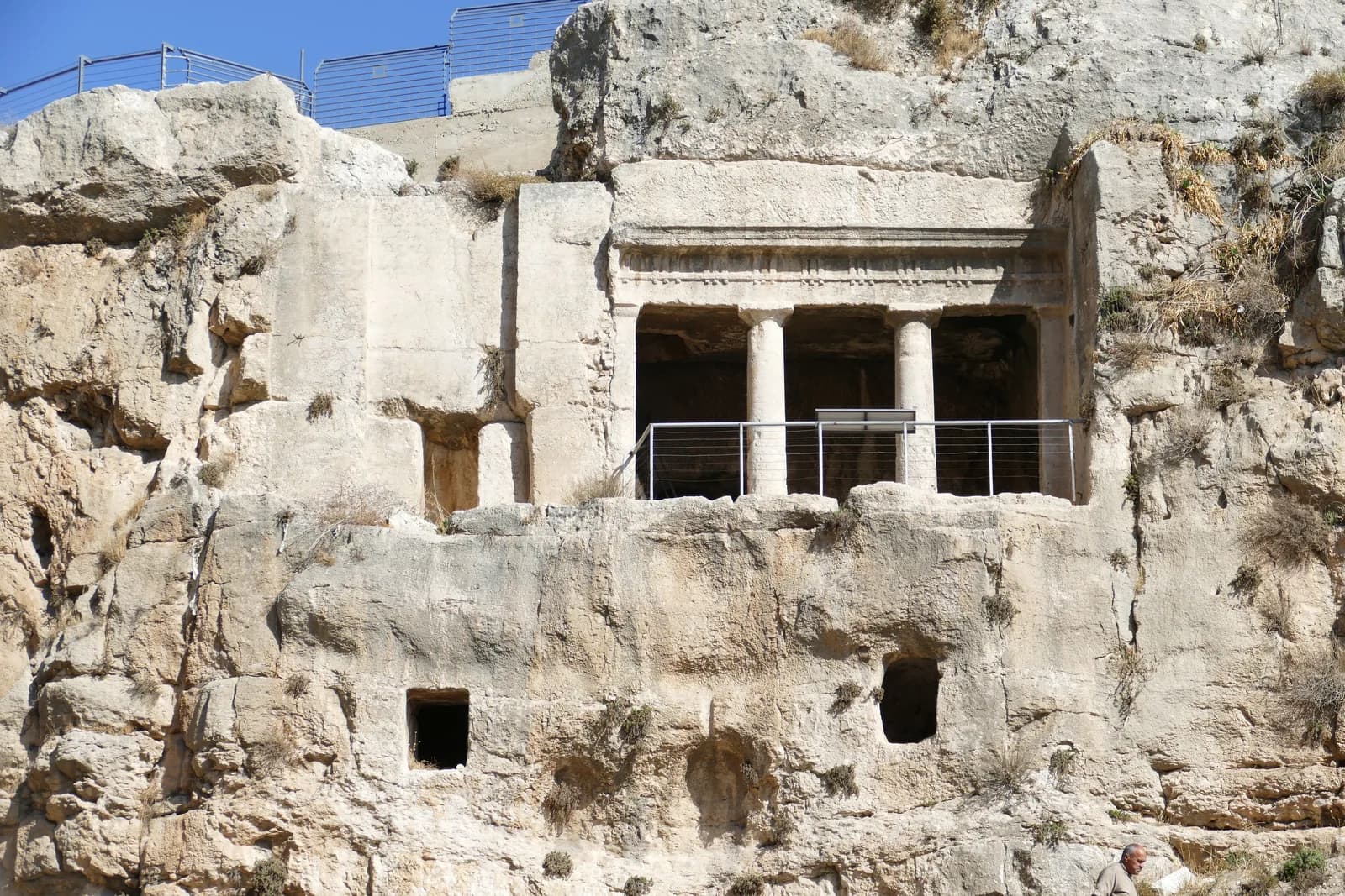 חזית קבר בני חזיר: שני עמודים דוריים ואפריז מעל המרפסת המוגבהת, ופתחים חצובים במצוק שמתחתיה