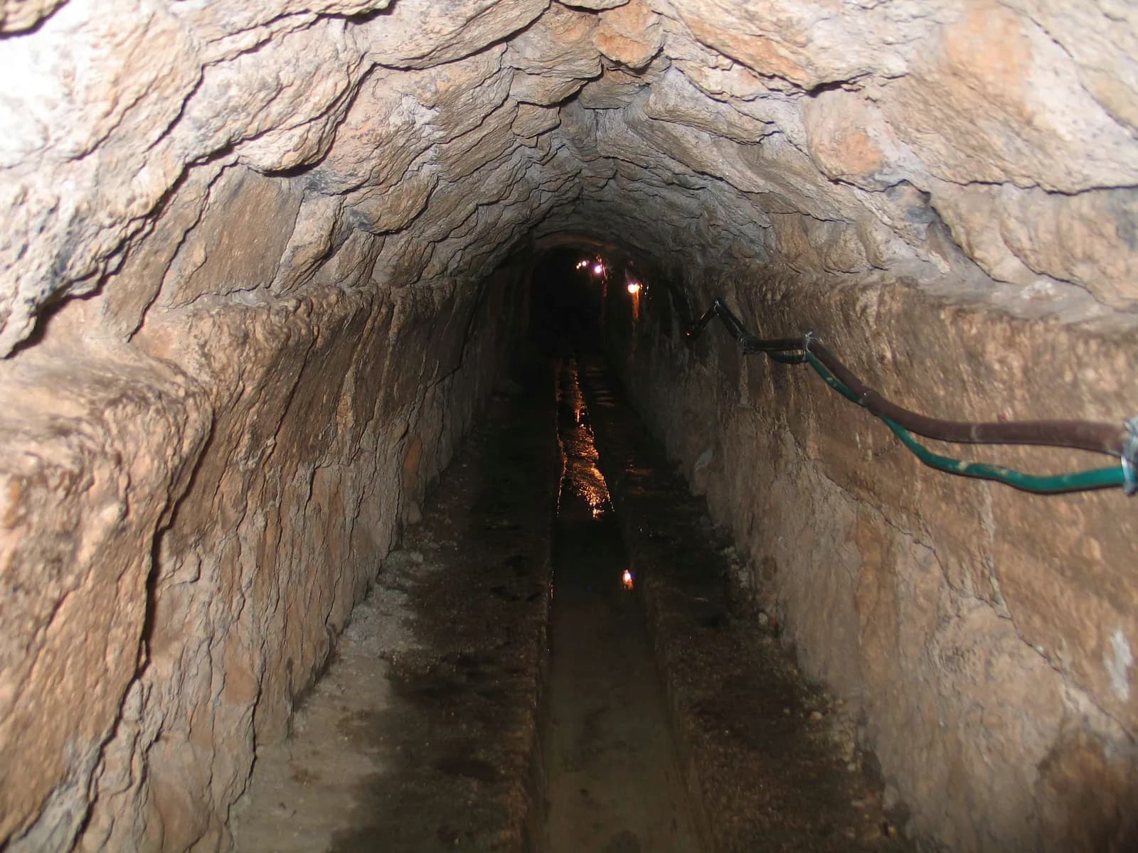 בתוך נקבת עין צובה: המנהרה החצובה עם התקרה הקשתית ותעלת המים
