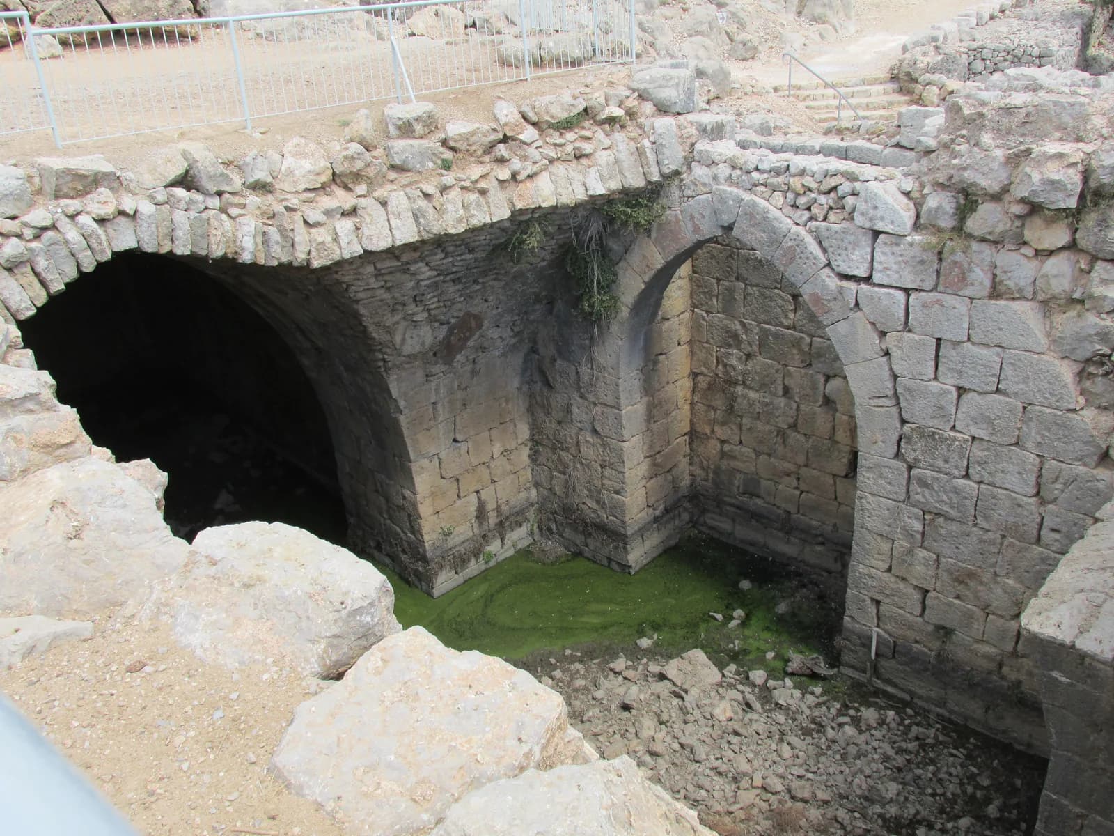 מאגר המים הגדול במבצר נמרוד במבט מלמעלה: קמרון החבית והקמרון הצולב
