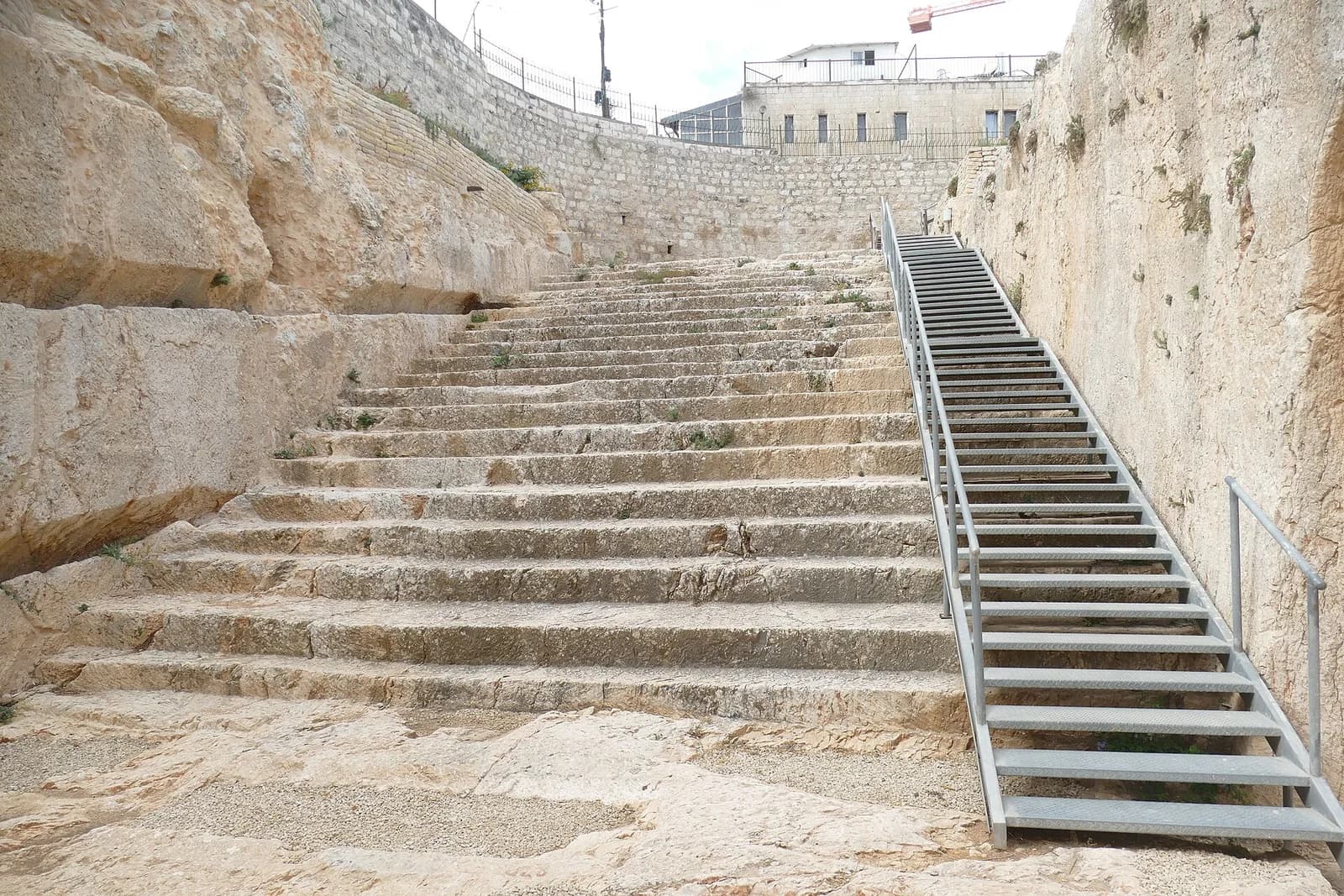 גרם המדרגות הרחב החצוב בסלע, היורד מגובה הרחוב אל החצר