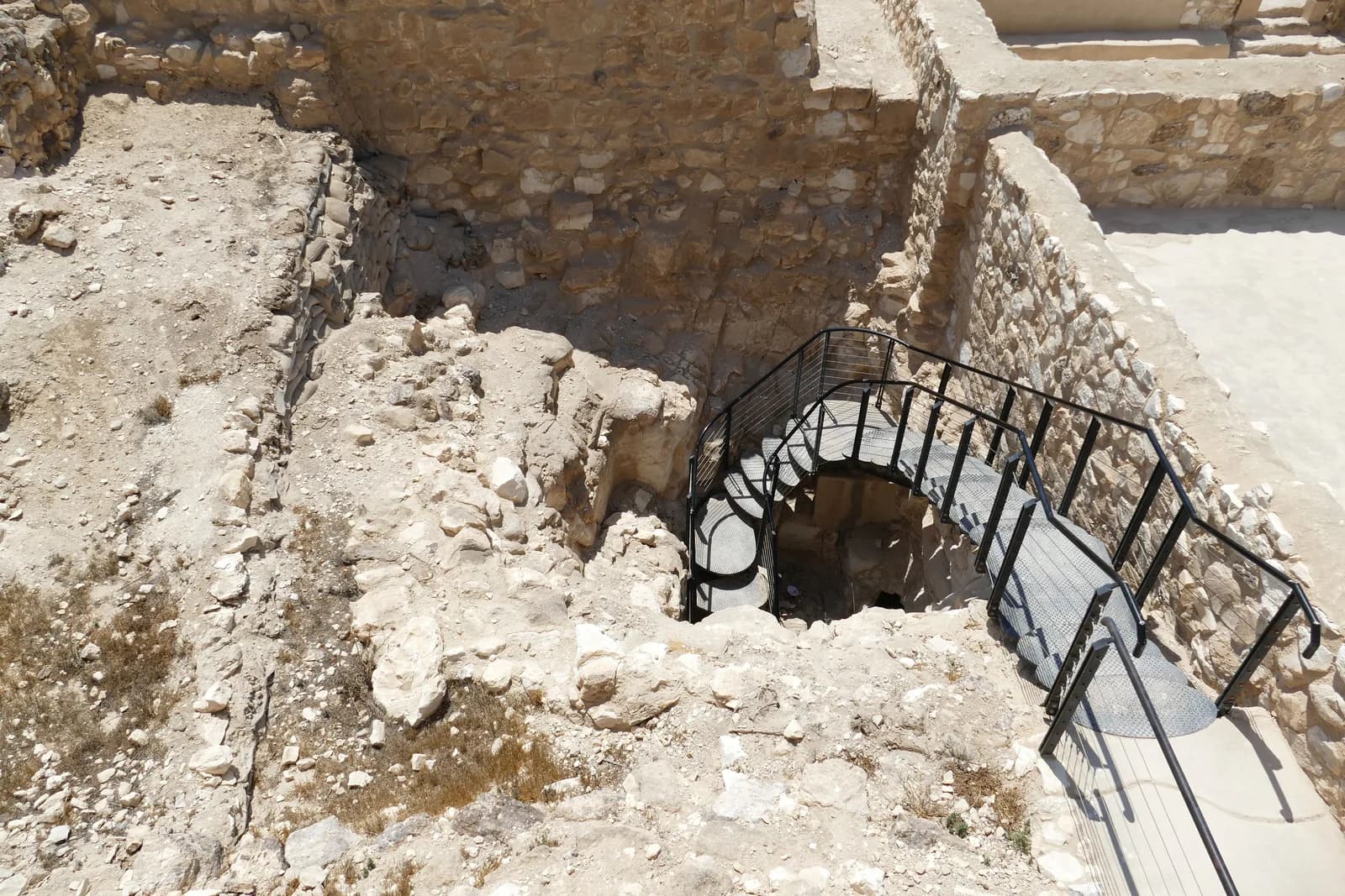 פתח הירידה אל מאגר המים בין קירות המצודה בתל ערד
