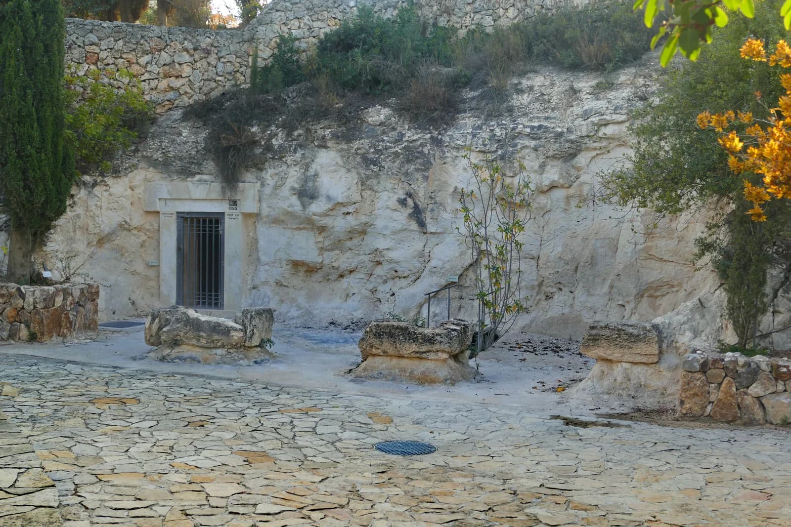 החצר החצובה וחזית מערת ניקנור בגן הבוטני בהר הצופים
