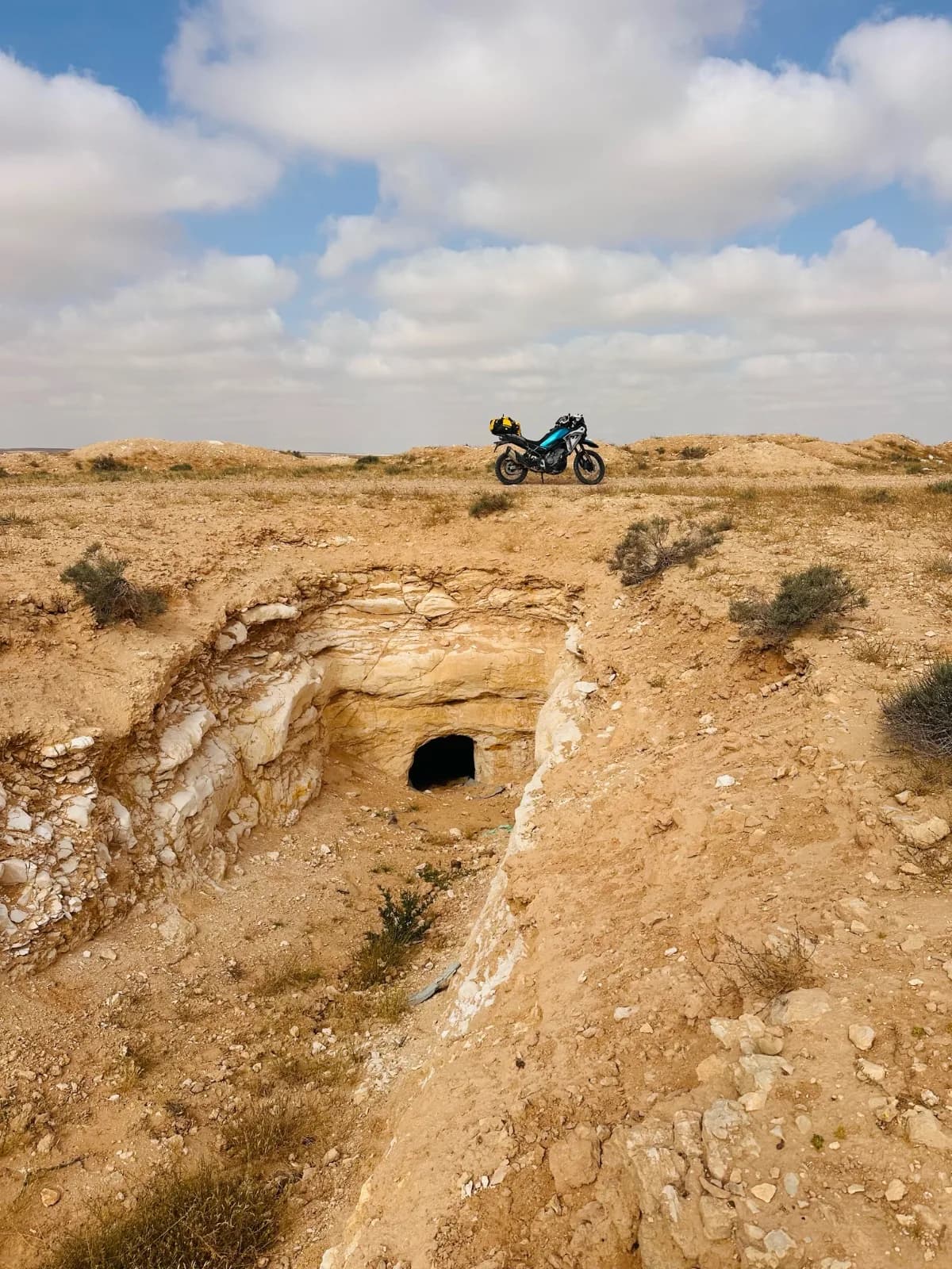 מסדרון הכניסה החצוב היורד אל פתח מערת האורווה בנוף הנגב
