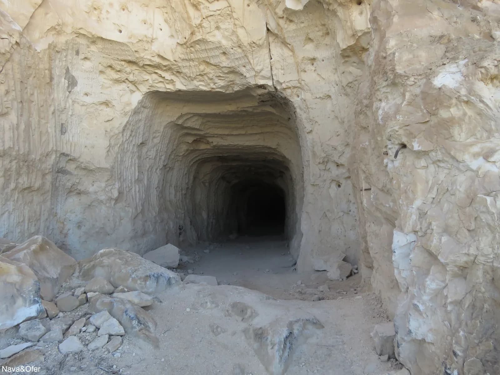 פתח אחת המנהרות החצובות בקירטון במאגורות נחש צמא