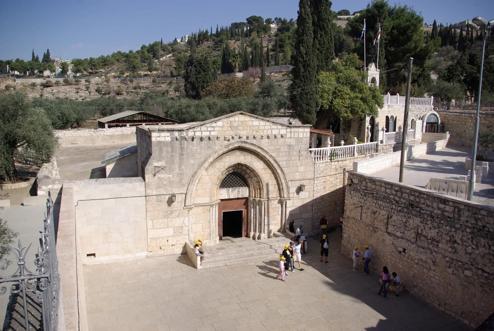 החצר המונמכת והחזית הצלבנית של קבר מרים, ומאחור מורדות הר הזיתים