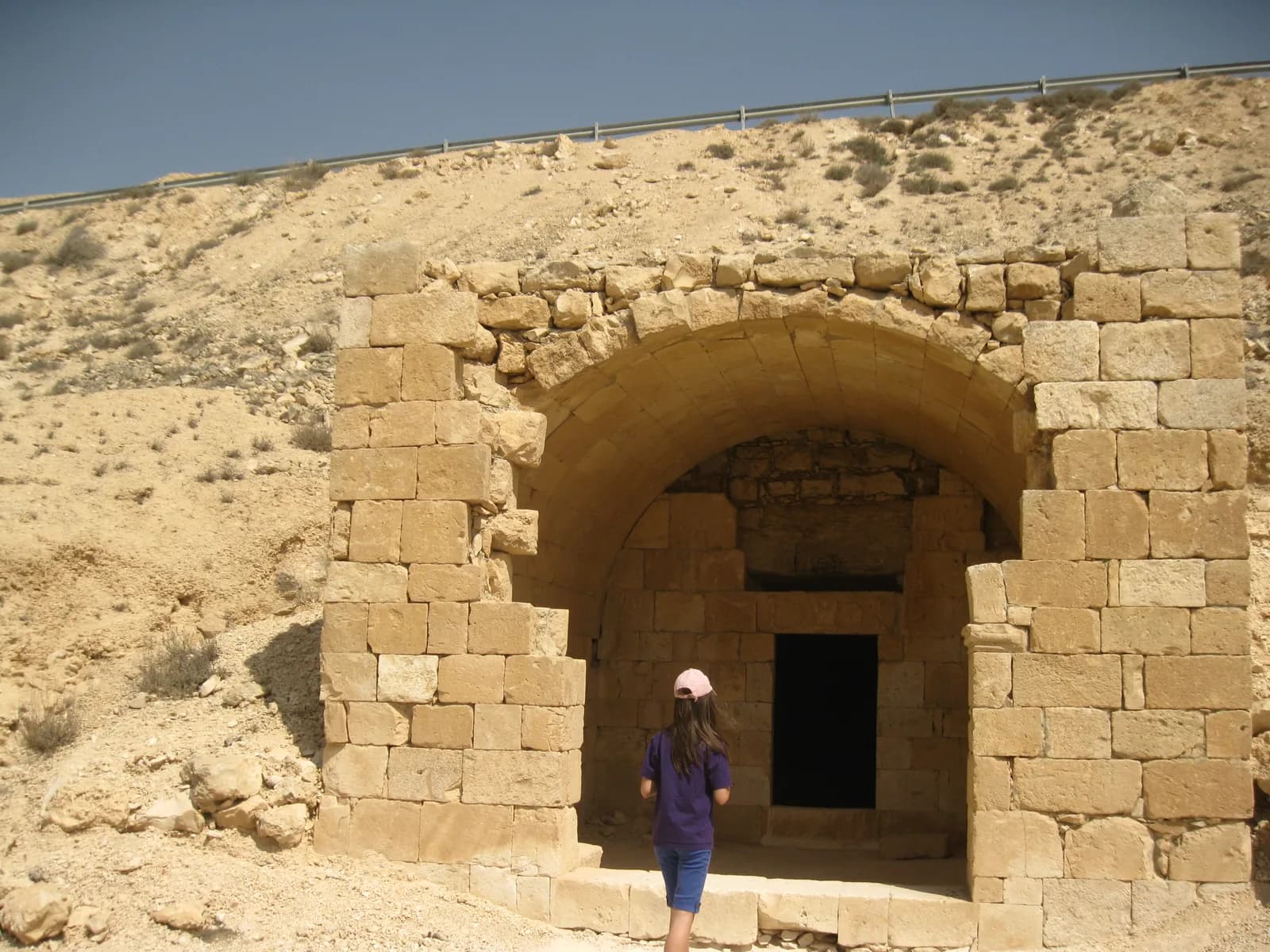 החזית הבנויה והקשת בפתח מערת הקבורה הרומית בעבדת