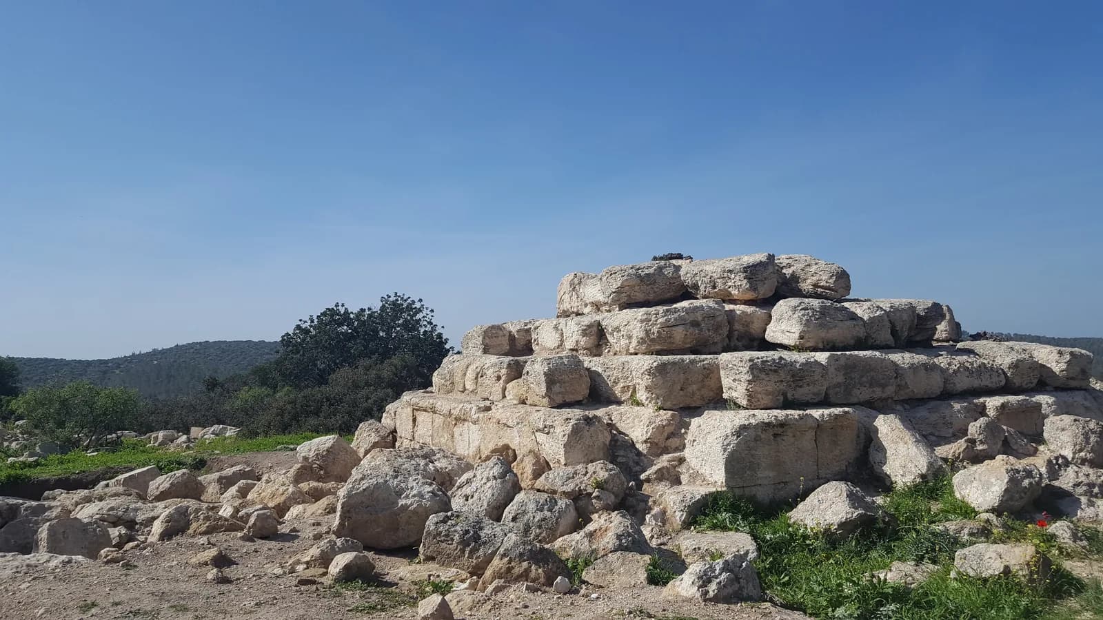 הפירמידה, מצבת הקבורה המדורגת בראש הגבעה של חורבת מדרס