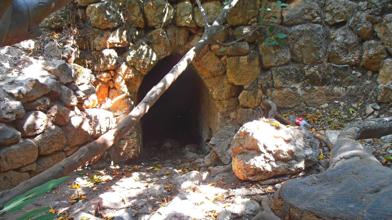 פתח הניקבה המקומר של עין תנור בין קירות אבן
