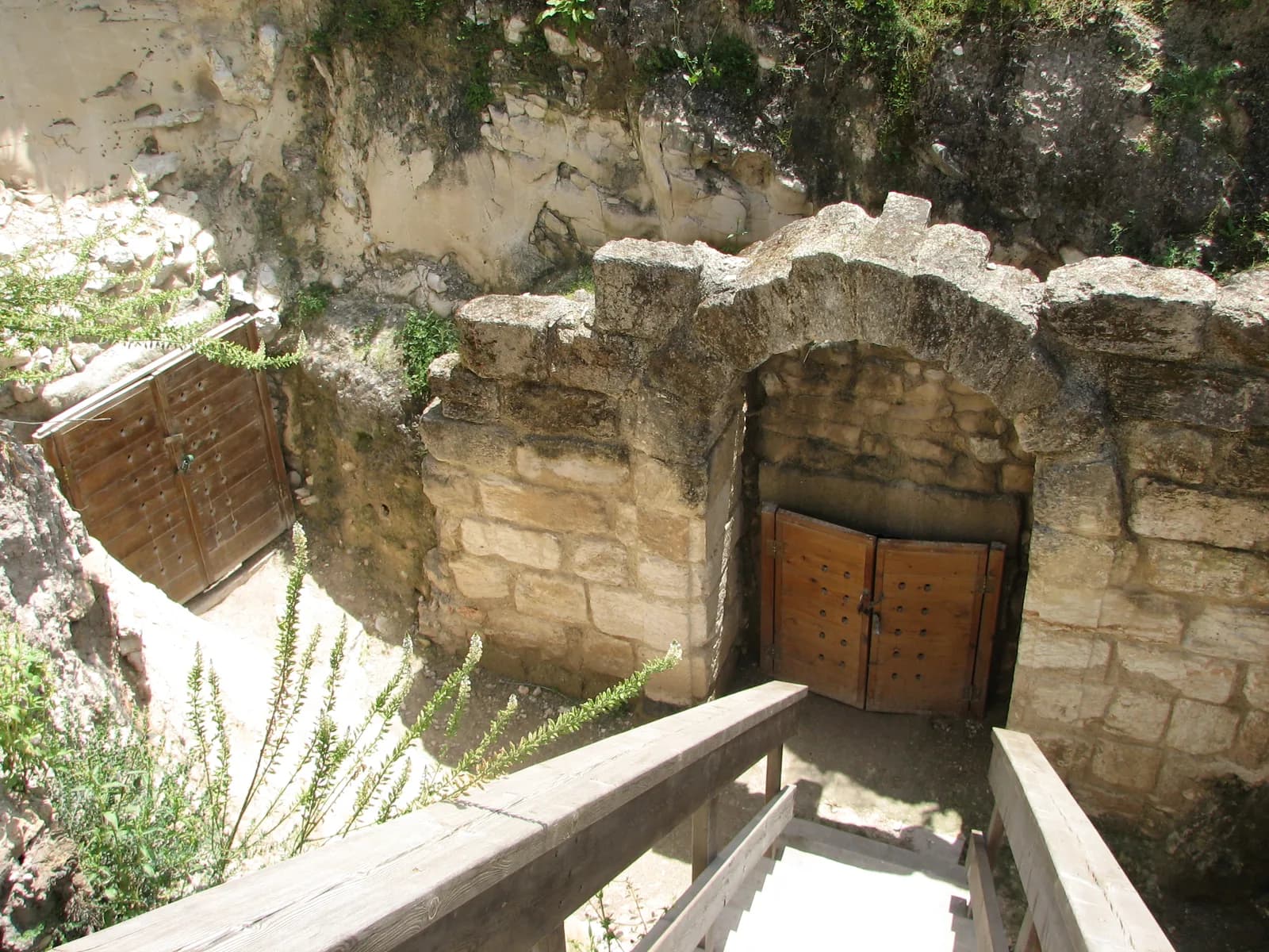 מדרגות העץ היורדות אל פתח מערת הלוחם ומנורתו, במורד המערבי של גבעת בית שערים