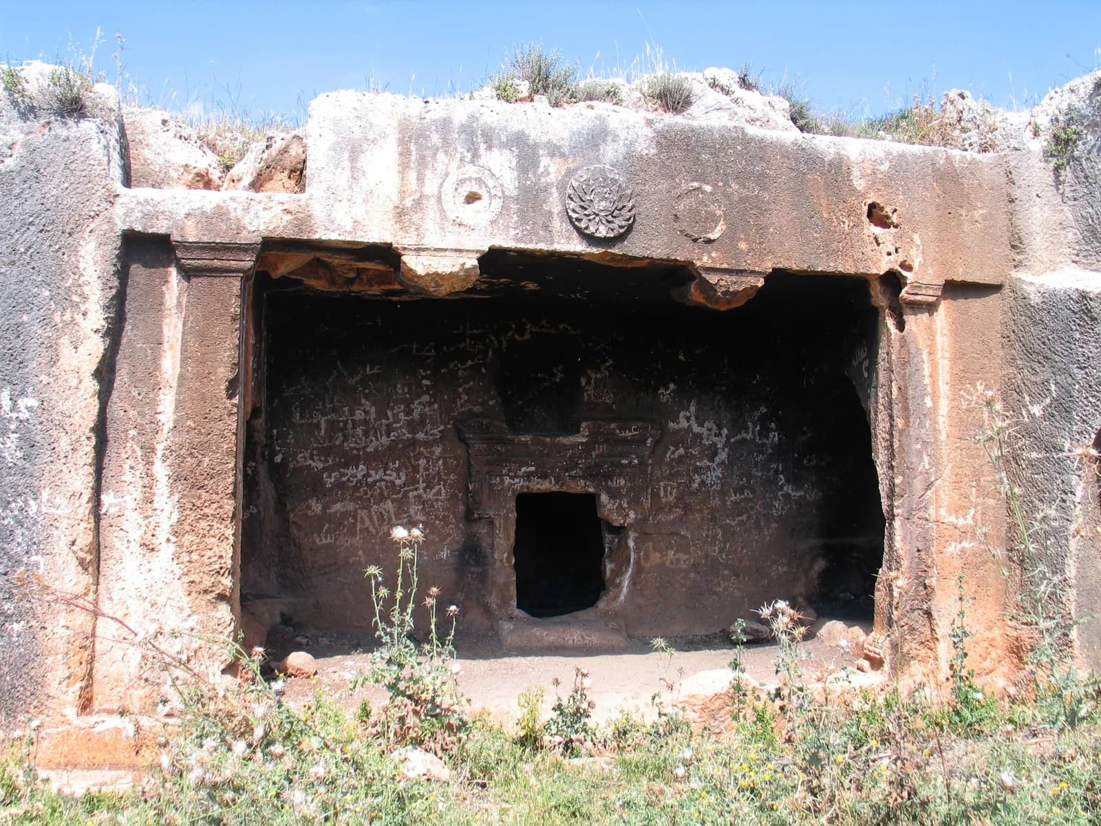 חזית הקבר המרכזי המעוטר, עם אפריז ורוזטה מגולפת מעל הפתח