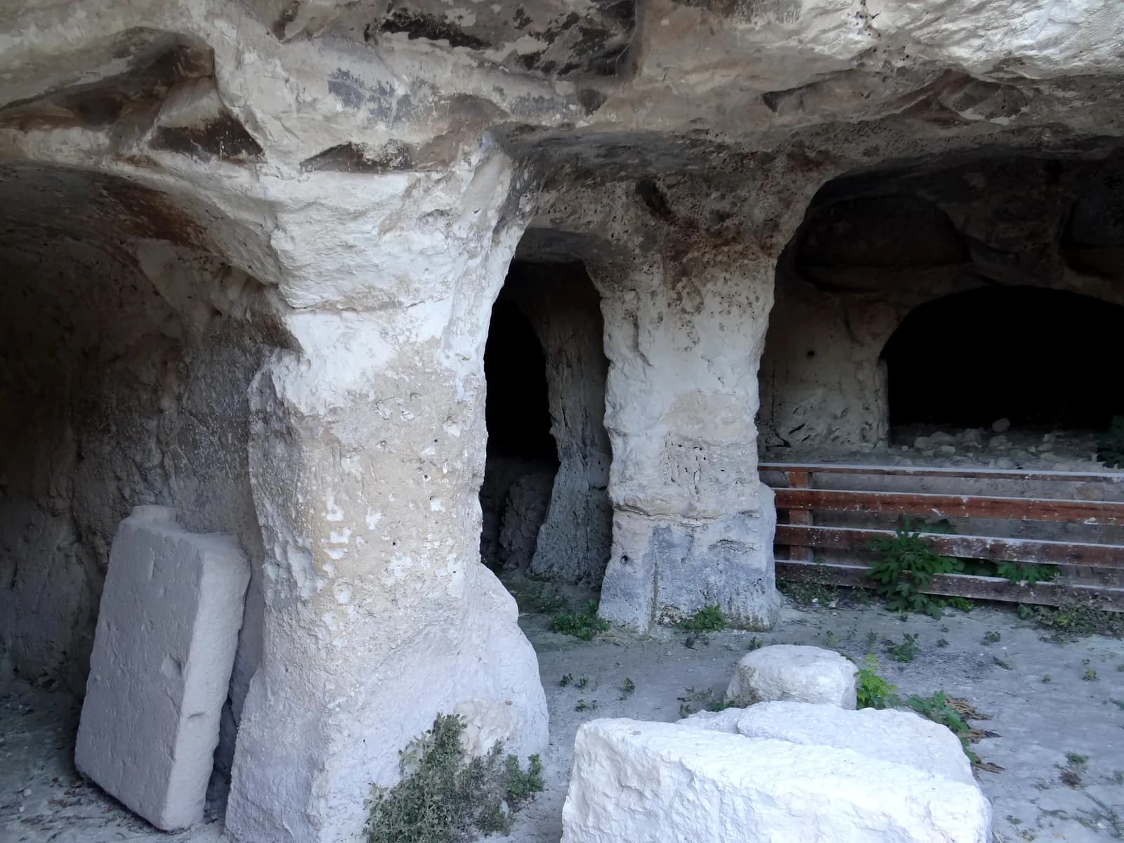 עמודי סלע ופתחים חצובים במערת הגיהנום