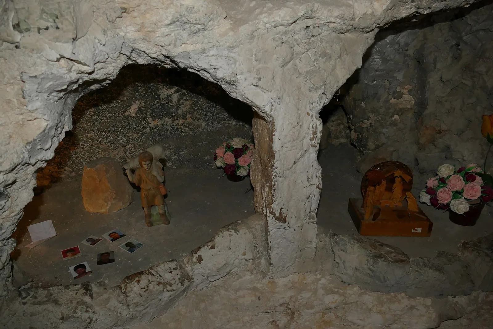 גומחות בסלע הגיר באחת ממערות שדה הרועים באתר הקתולי