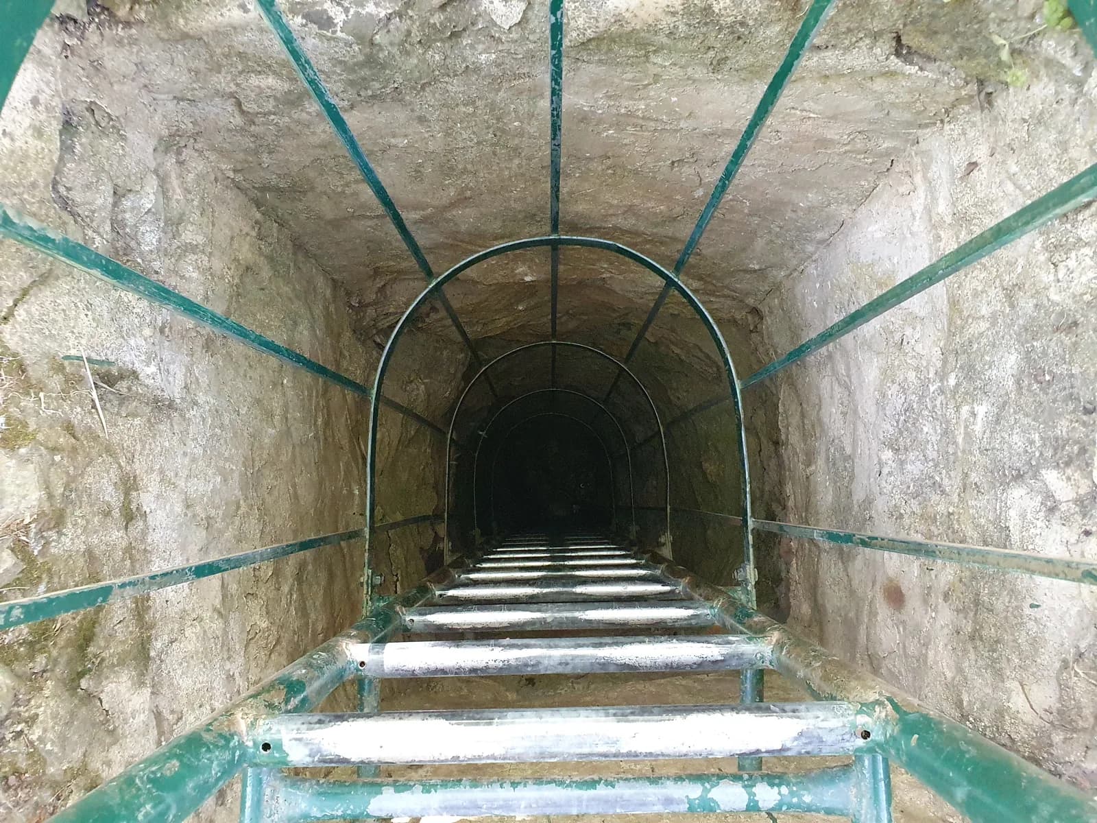 המדרגות היורדות במעבר המקומר אל אולם האיגום של עין קובי