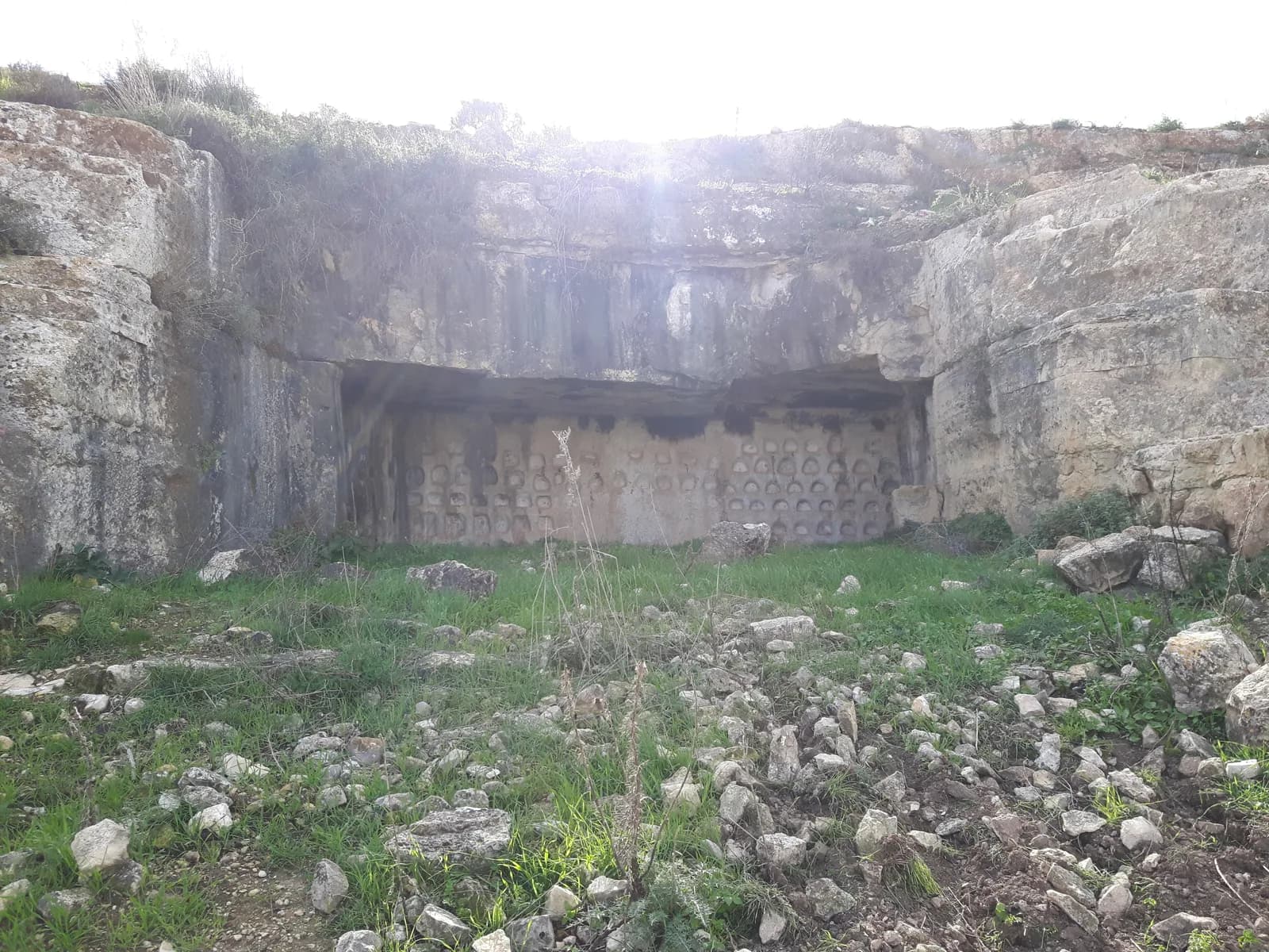 חזית הקבר המזוהה במסורת כקבר יהושע, עם שורות גומחות הנרות החצובות בקיר האכסדרה