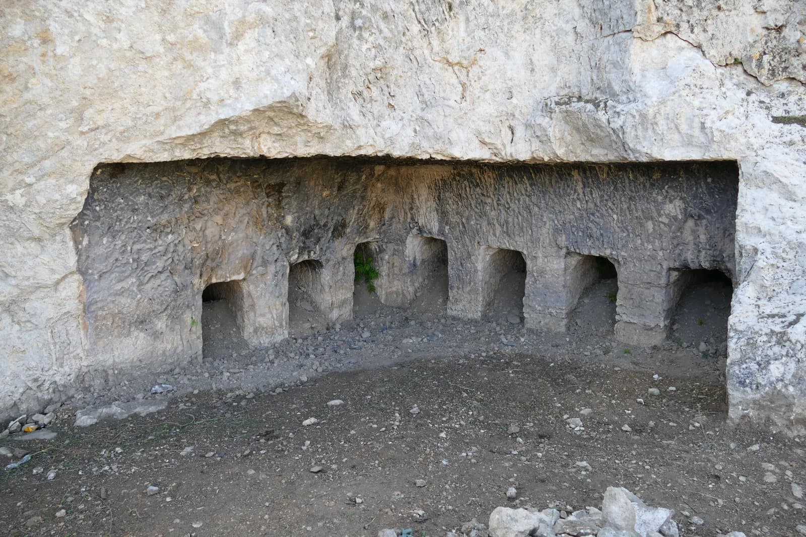 חדר קבורה פתוח בחקל דמא ובקירו שורת כוכים חצובים