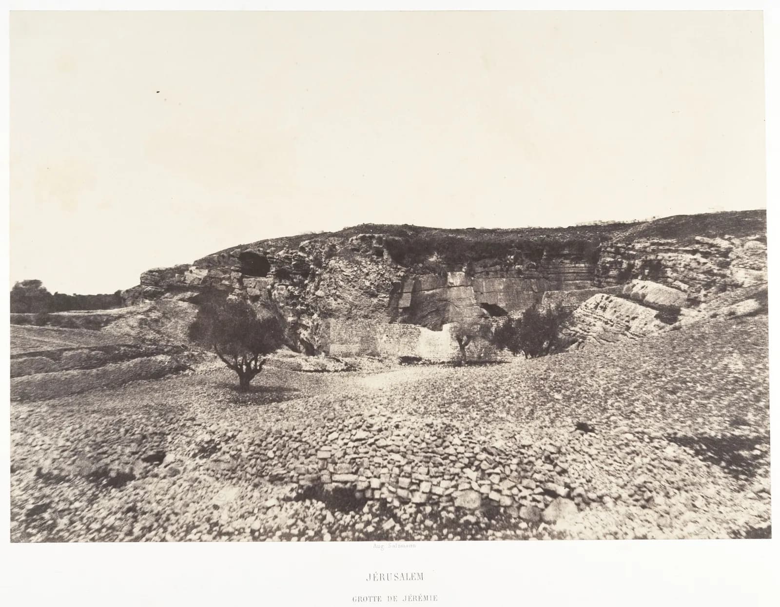 מערת ירמיהו בתצלום של אוגוסט זלצמן משנת 1854, אחד התצלומים המוקדמים של המקום