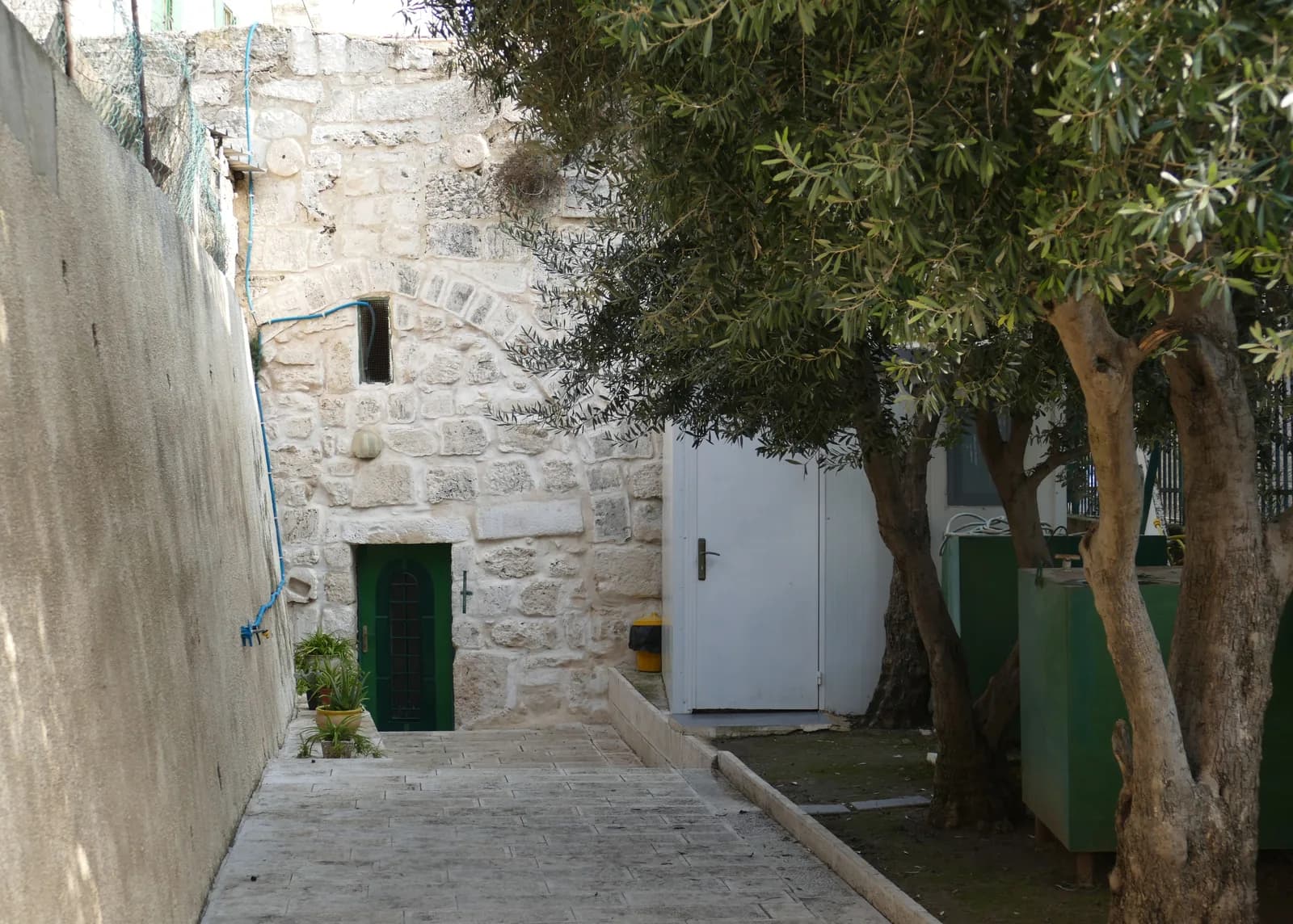 החצר במתחם מקאם ראבעה אל-עדוויה בהר הזיתים, שבו נמצא הקבר המיוחס לחולדה הנביאה