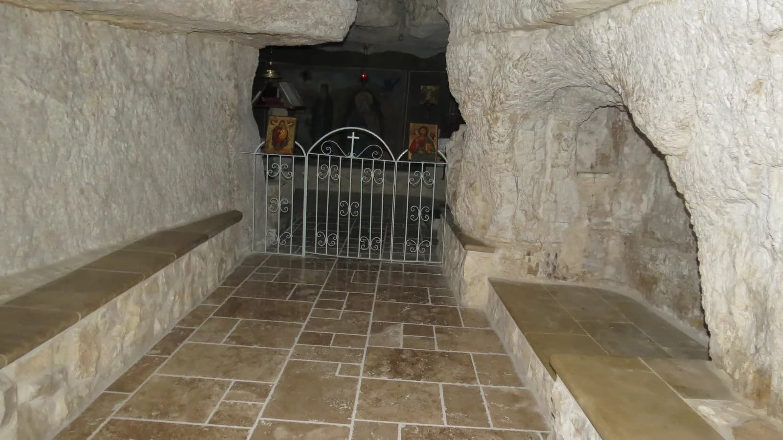 מעבר בסלע הטבעי עם ספסלי אבן, המוביל אל קפלת אליהו שבמערה