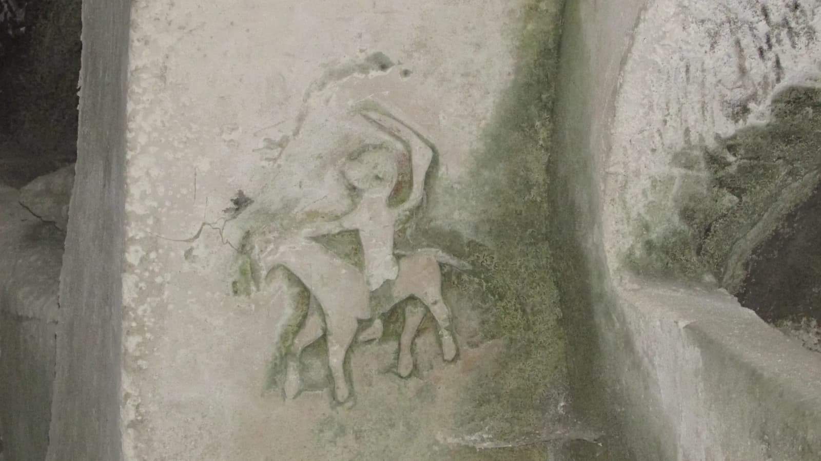 תבליט הפרש הרוכב על סוס, שעל שמו נקראת המערה