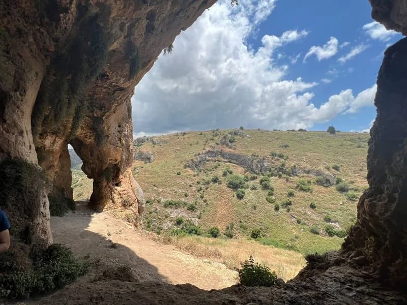 מערות אביב ומערת חניה