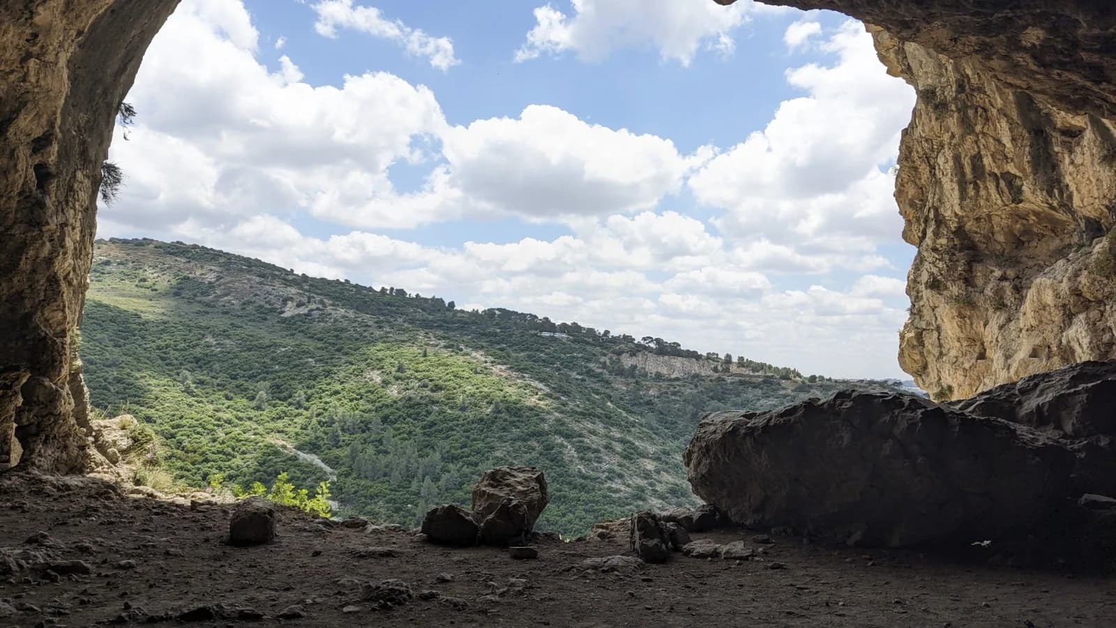 מבט מתוך פתח מערת שמשון אל המדרונות המיוערים של עמק שורק