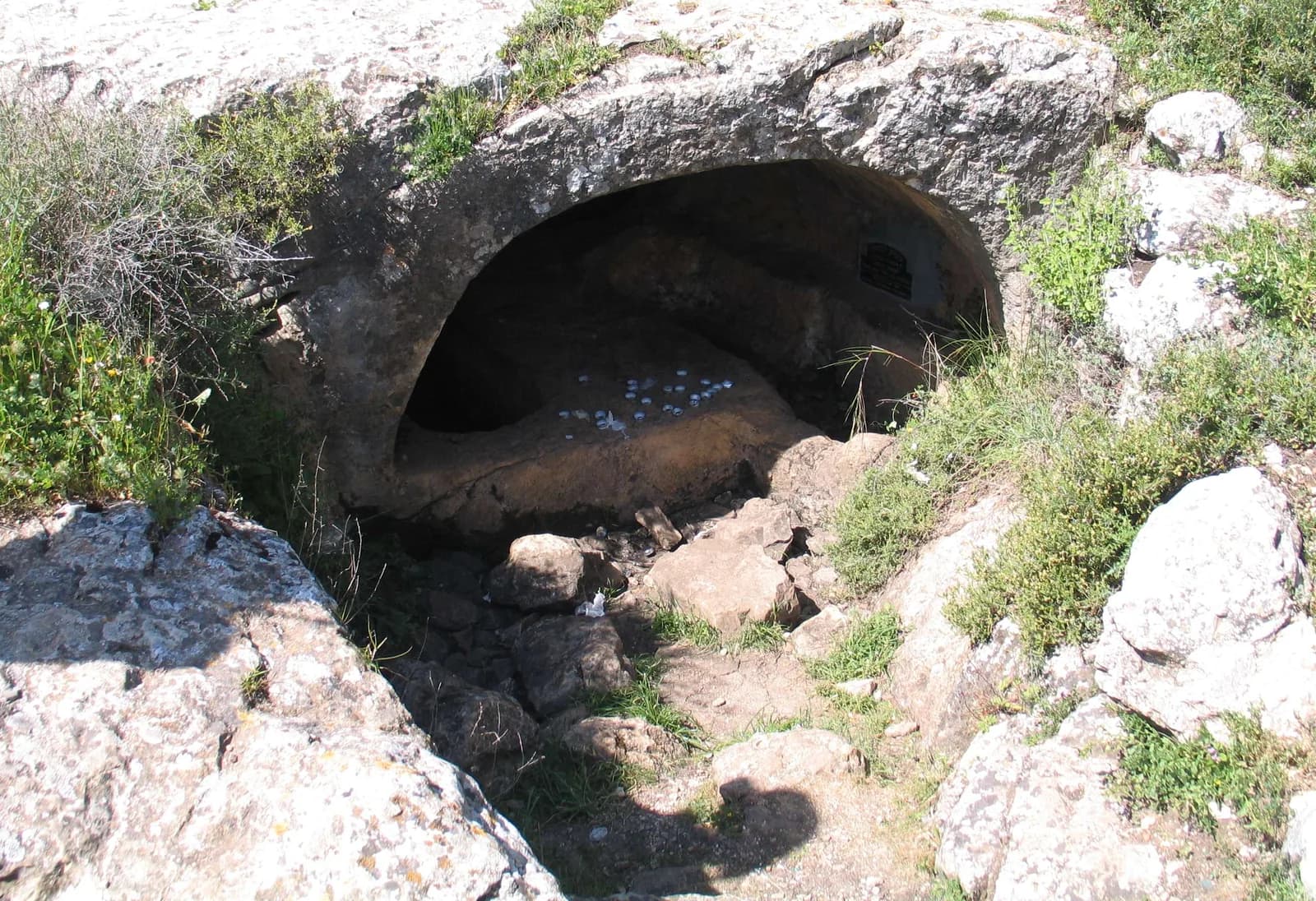 פתח קשתי של מערת קבורה חצובה בסלע הגיר בחורבת שמע