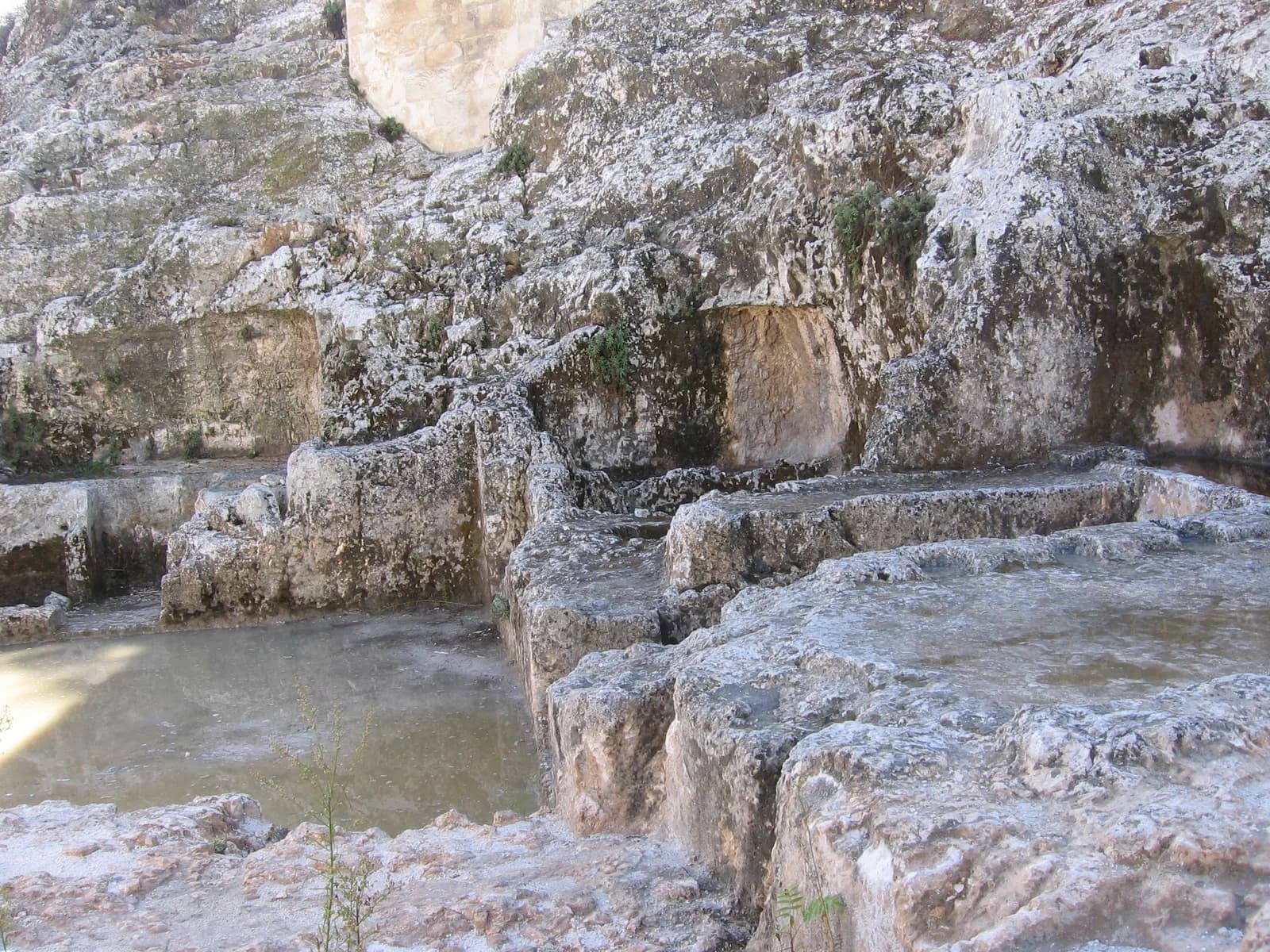 דרגשי קבורה חצובים בסלע הגיר בכתף הינום
