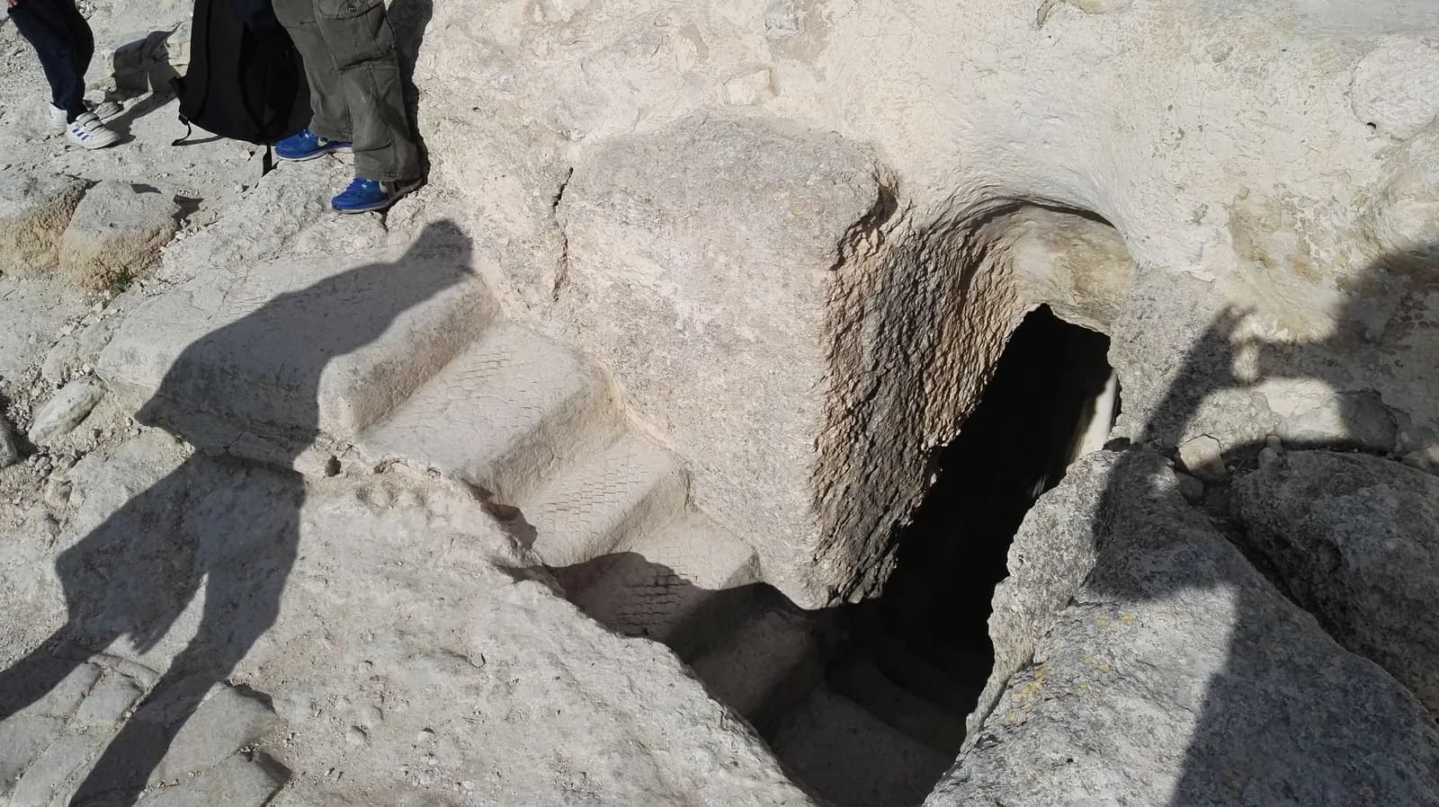 המדרגות החצובות שיורדות אל מערת האמבטיה