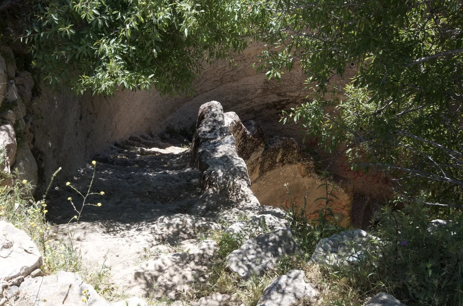 המדרגות החצובות בסלע היורדות אל תוך בריכת גבעון