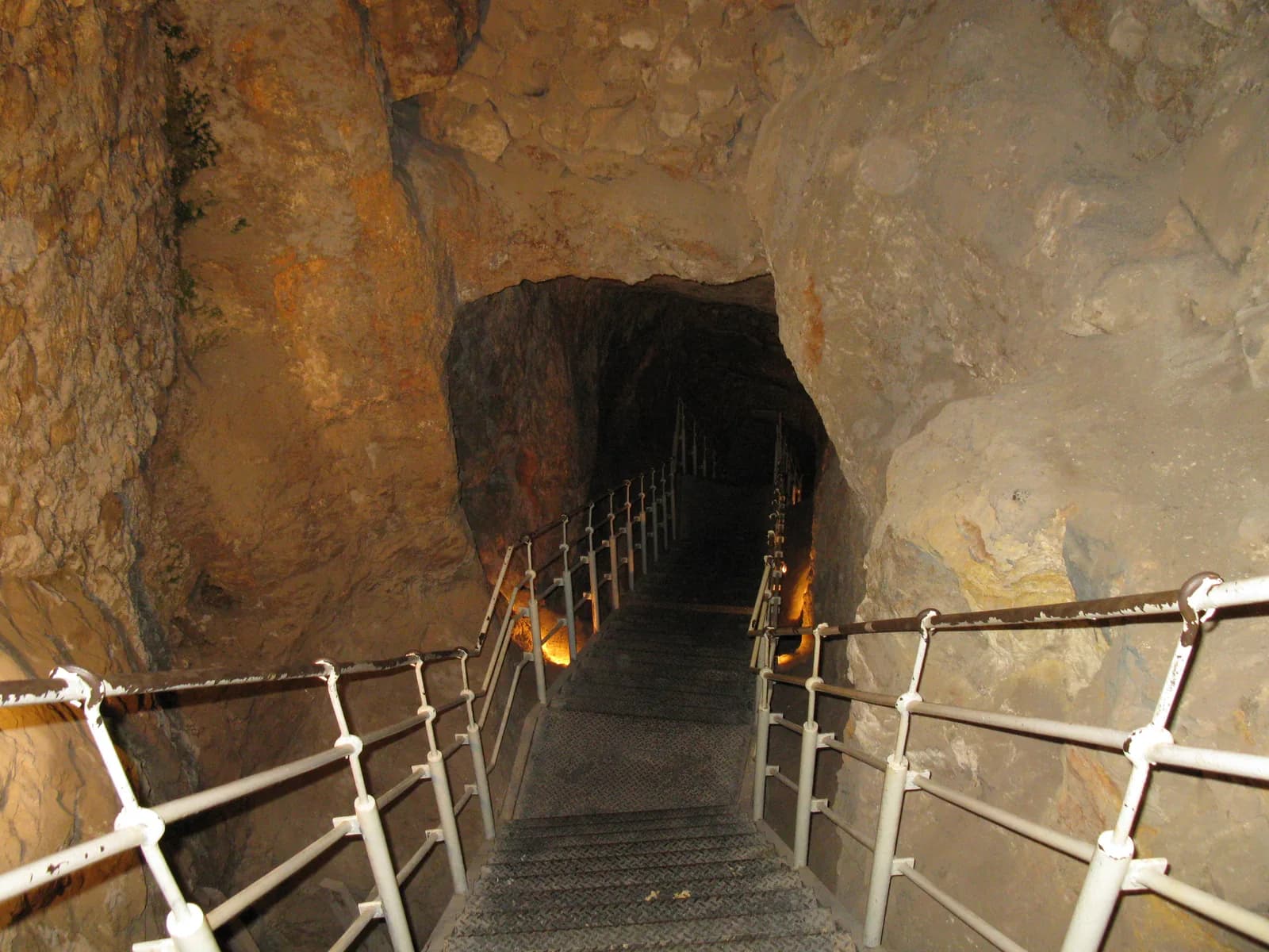 מדרגות הירידה במנהרה בכניסה למערכת פיר וורן