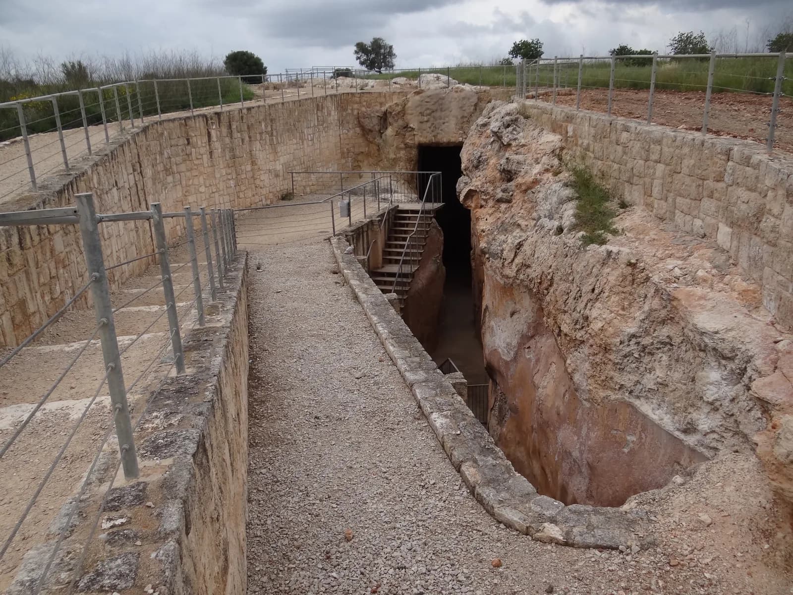 הכניסה למאגר המים של ציפורי והמדרגות היורדות אל החלל החצוב
