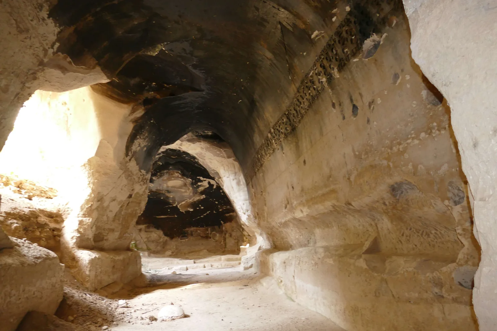 אולם מוארך במערת הסוסים, עם תקרה מקומרת ופס עיטור חצוב לאורך הדופן