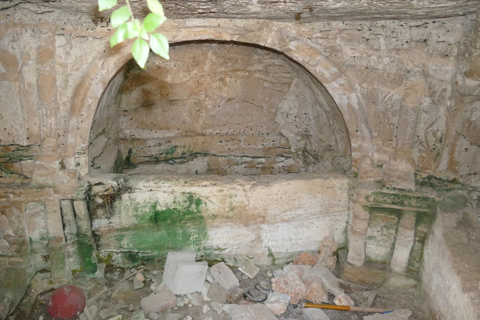 חדר הקבורה מבפנים: קשת קבורה (ארקוסוליום) ושקת קבורה חצובה עם עמודונים מגולפים