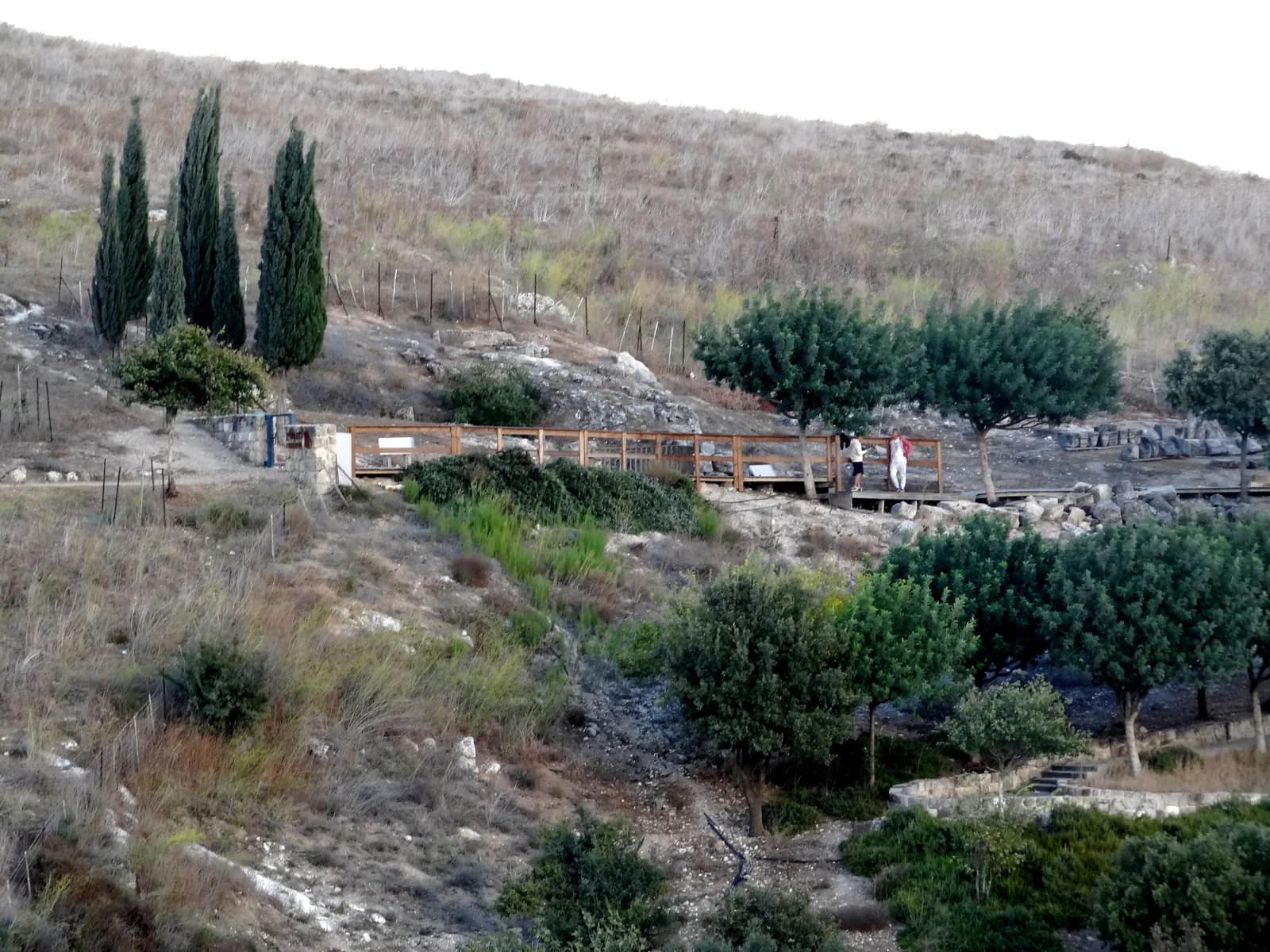 אבני גזית מסודרות בשטח ליד מערת המאוזוליאום